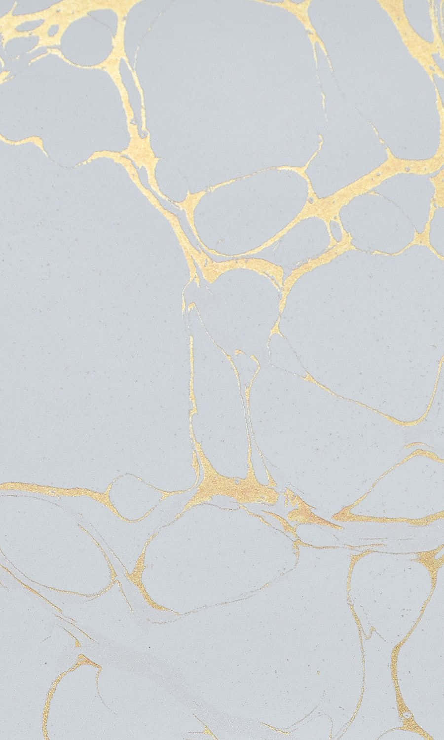 Marble iPhone 桌布 壁紙 — 優雅的淺藍色和金色大理石圖案，帶有流動的紋理和細膩的質感。