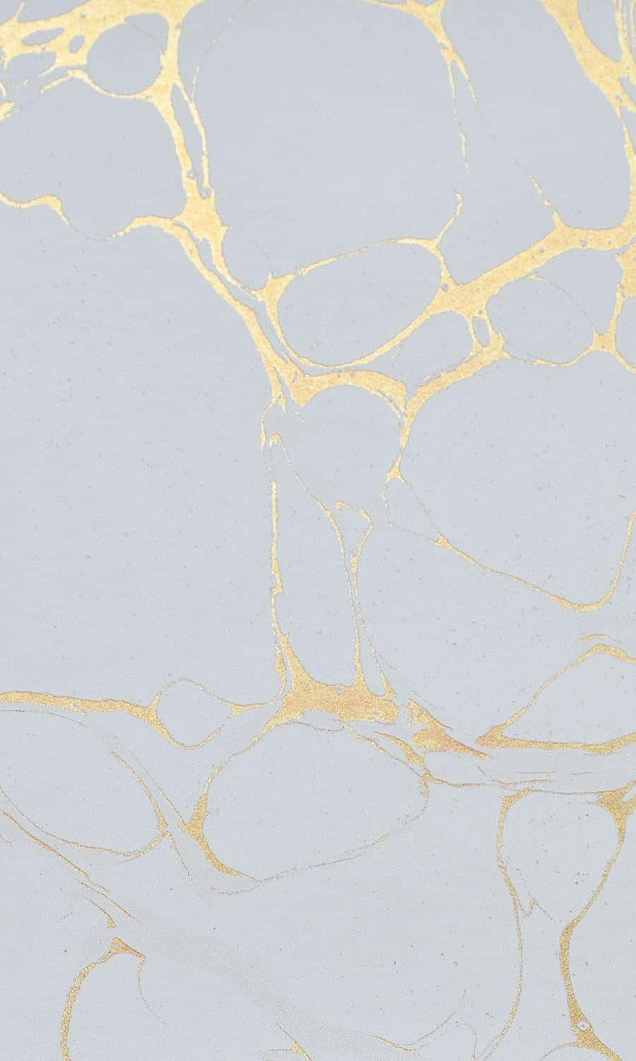 White Gold 桌布 壁紙 — 優雅的淺藍色大理石，表面流動著複雜的金色紋理。