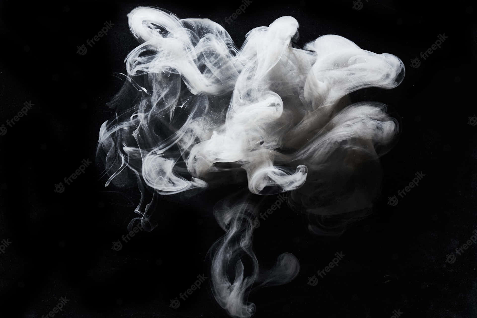 在黑色背景上動態旋轉的白煙