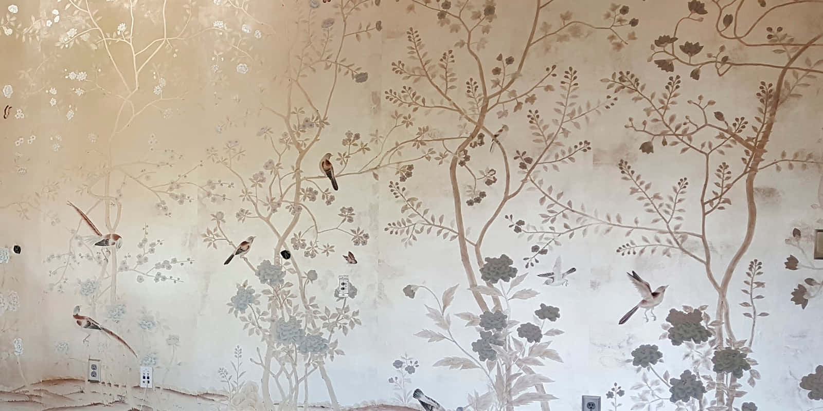 Installation Art 桌布 壁紙 — 優雅的牆紙，在柔和的奶油色背景上，帶有精緻的樹枝、鳥兒和花朵，採用柔和的大地色調。