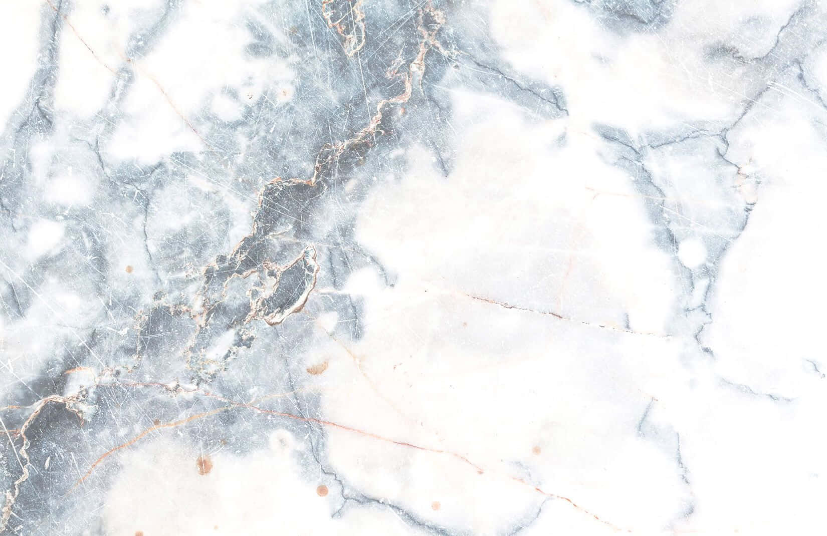 Grey Marble 桌布 壁紙 — 優雅的白色大理石，帶有旋轉的灰色和金色紋理，營造出奢華的天然石材質感。