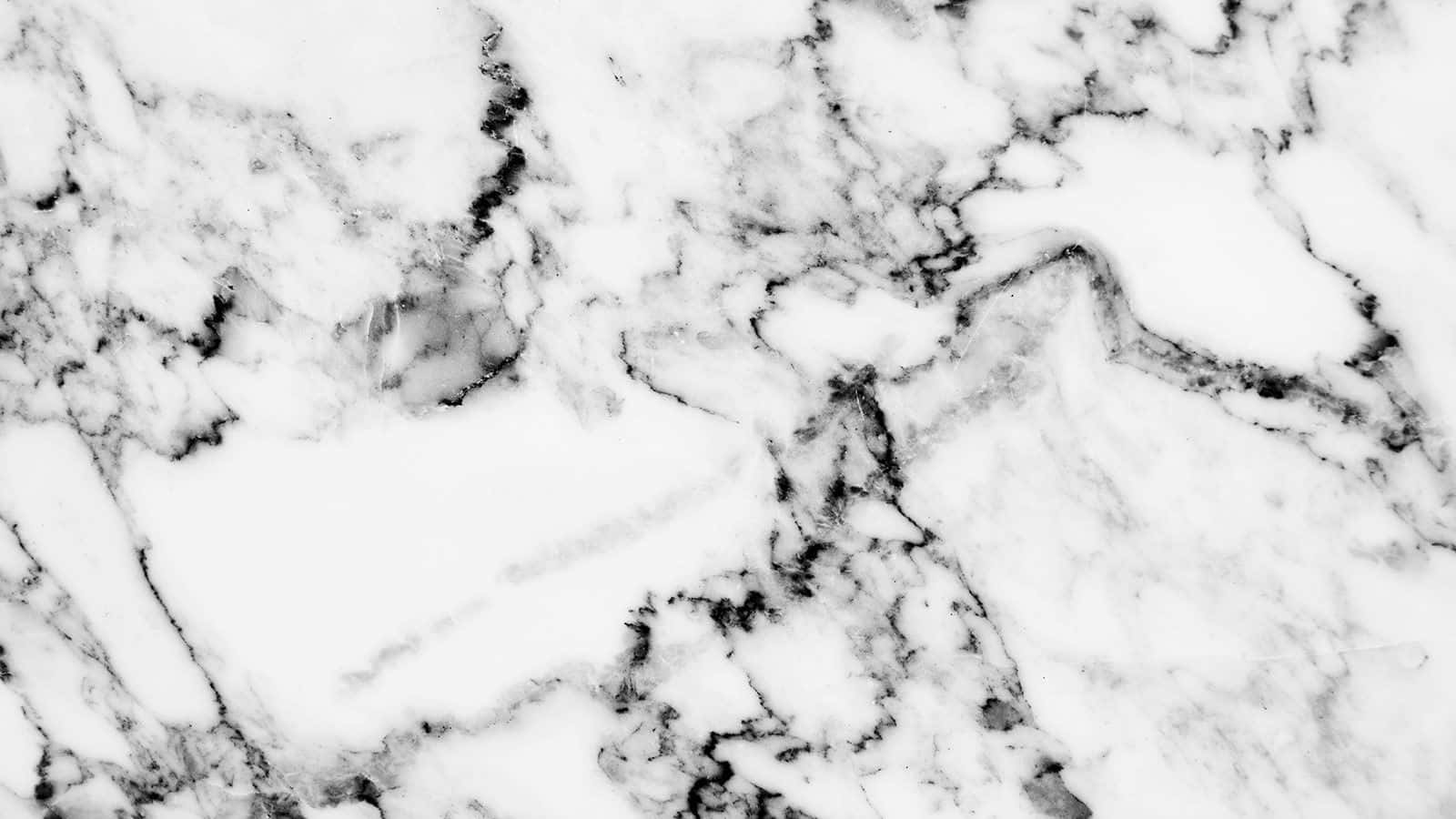 Black And White Marble 桌布 壁紙 — 優雅的白色大理石表面，帶有粗獷的黑色紋理，以有機圖案在石上流動。