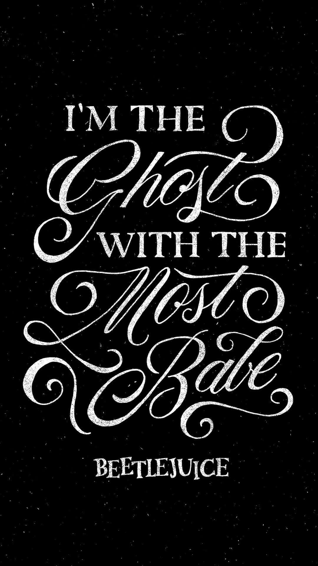 Beetlejuice 桌布 壁紙 — 優雅的白色書法文字在斑點黑色背景上寫著「I'm the Ghost with the Most Babe」。