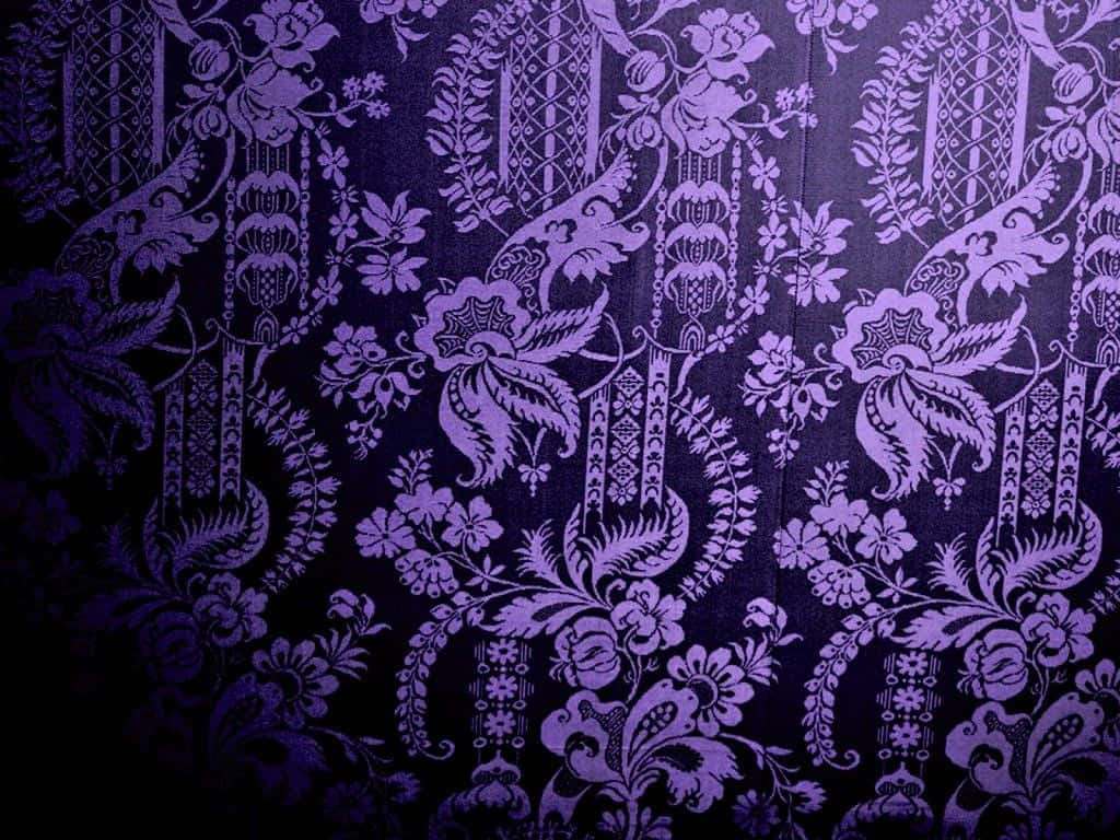 Goth 桌布 壁紙 — 優雅的紫色錦緞壁紙，在深色紋理背景上帶有精緻的花卉和藤蔓圖案。