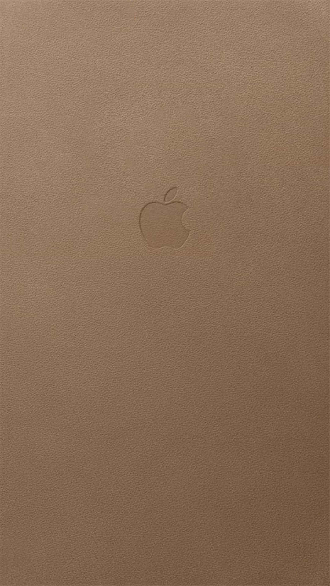 棕褐色皮革，中央帶有壓印Apple標誌