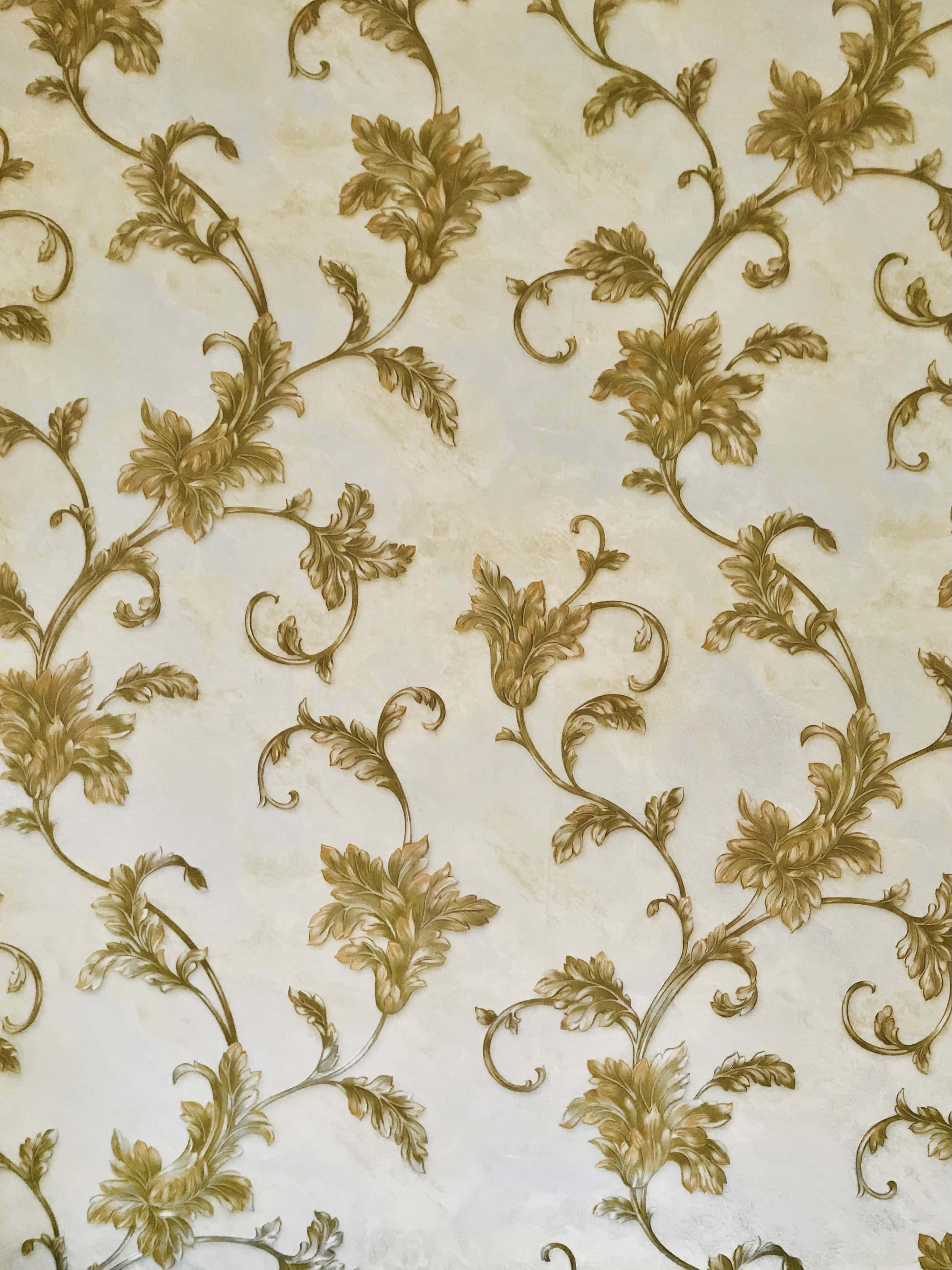 Floral Pattern 桌布 壁紙 — 優雅的金色花卉藤蔓，帶有盤旋的卷鬚，優雅地攀爬在帶有紋理的奶油色背景上。