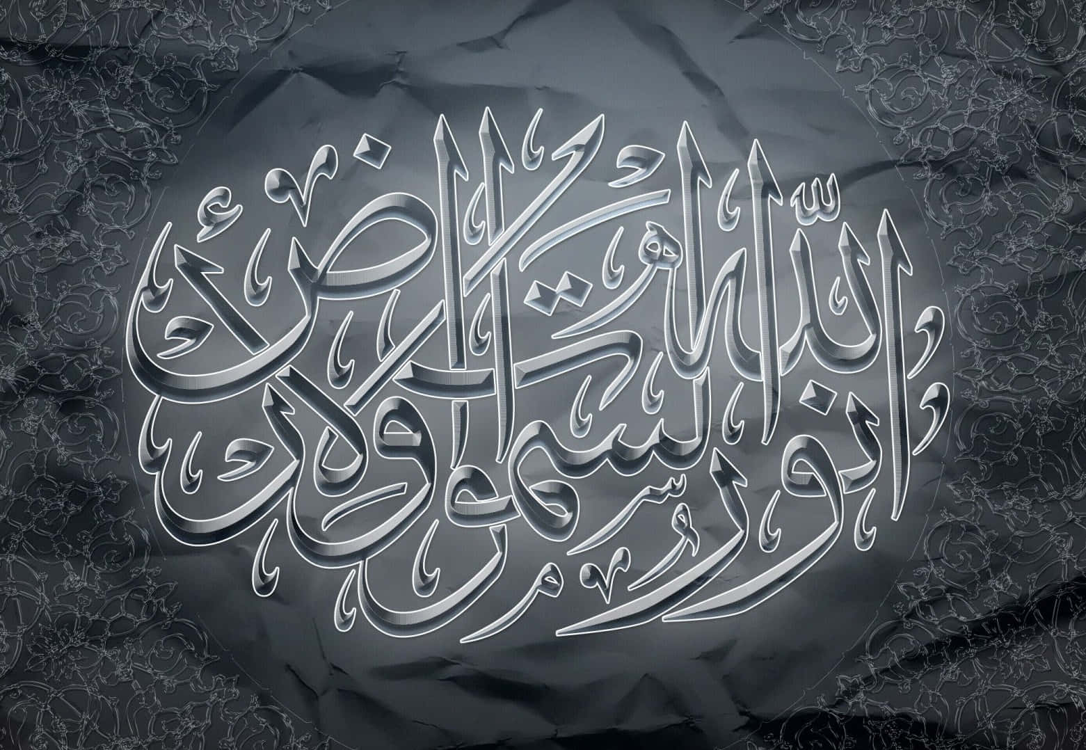 arabic 桌布 壁紙 — 優雅的銀色阿拉伯書法漂浮在帶有細緻花卉圖案的深色皺褶布料上。