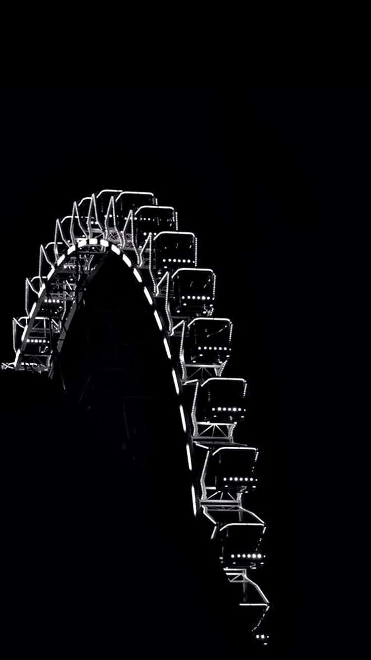夜晚發光的摩天輪，在黑色天空下帶有發光的車廂。