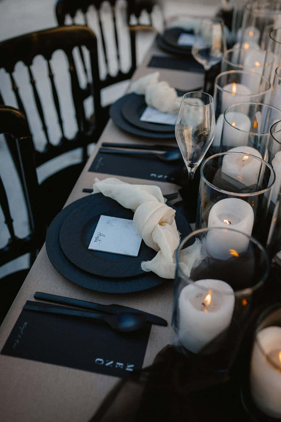 Black And White Wedding 桌布 壁紙 — 優雅的黑白餐桌套裝，燭光在玻璃燭台中溫暖閃爍。
