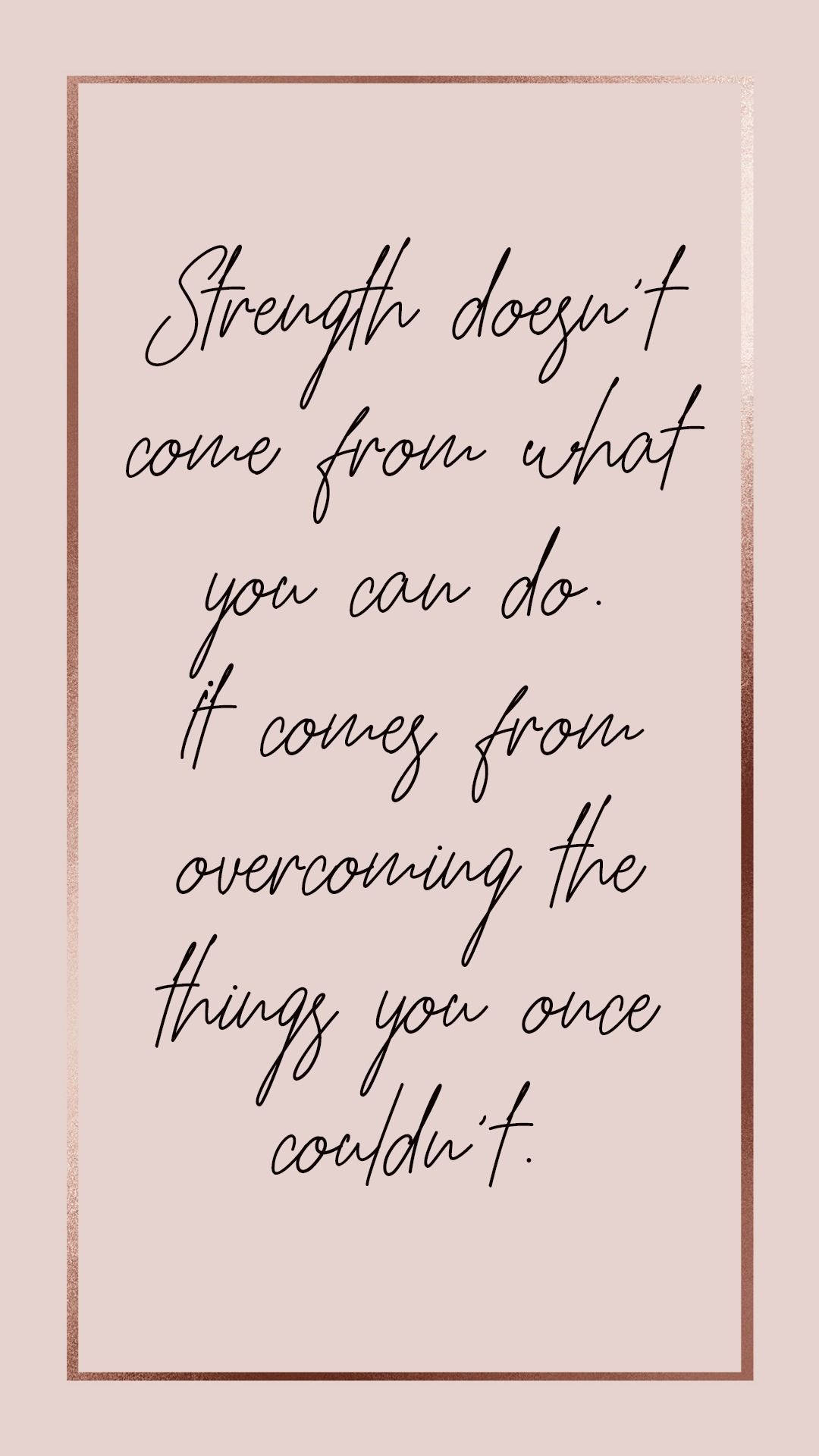 Inspirational Quotes 桌布 壁紙 — 優雅的黑色草書名言，以玫瑰金框鑲嵌在柔和胭脂色背景上，激勵韌性和內在力量。