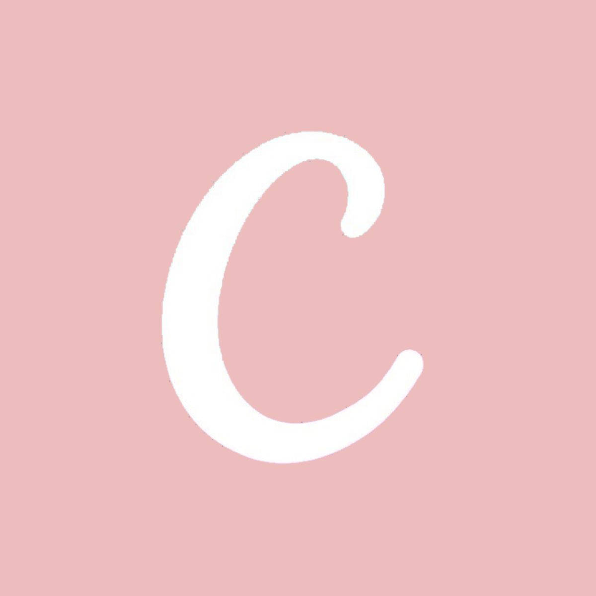 優雅粉紅極簡字母C 壁紙 — 一個大型白色風格化字母C，居中於柔和粉紅色背景上。