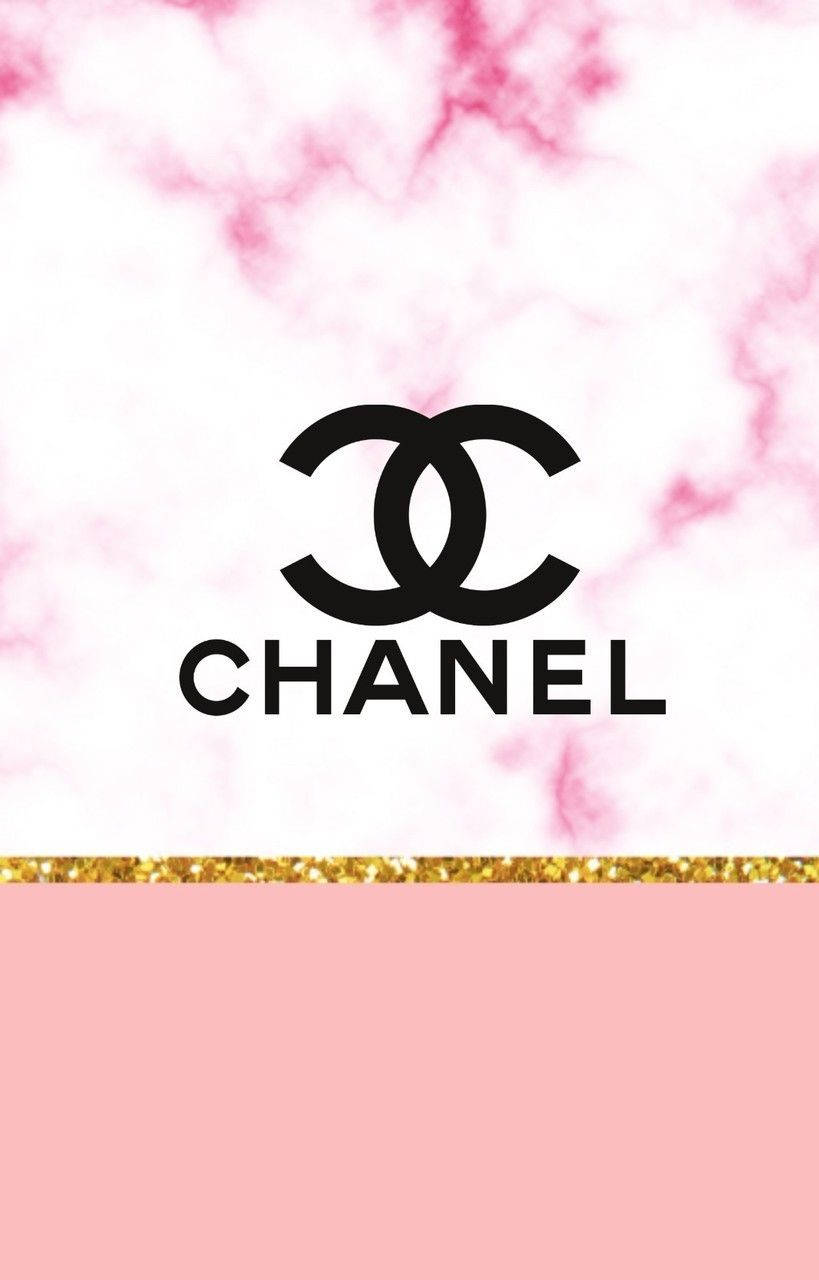粉紅色大理石上的 Chanel 標誌，帶有金色閃粉邊框。