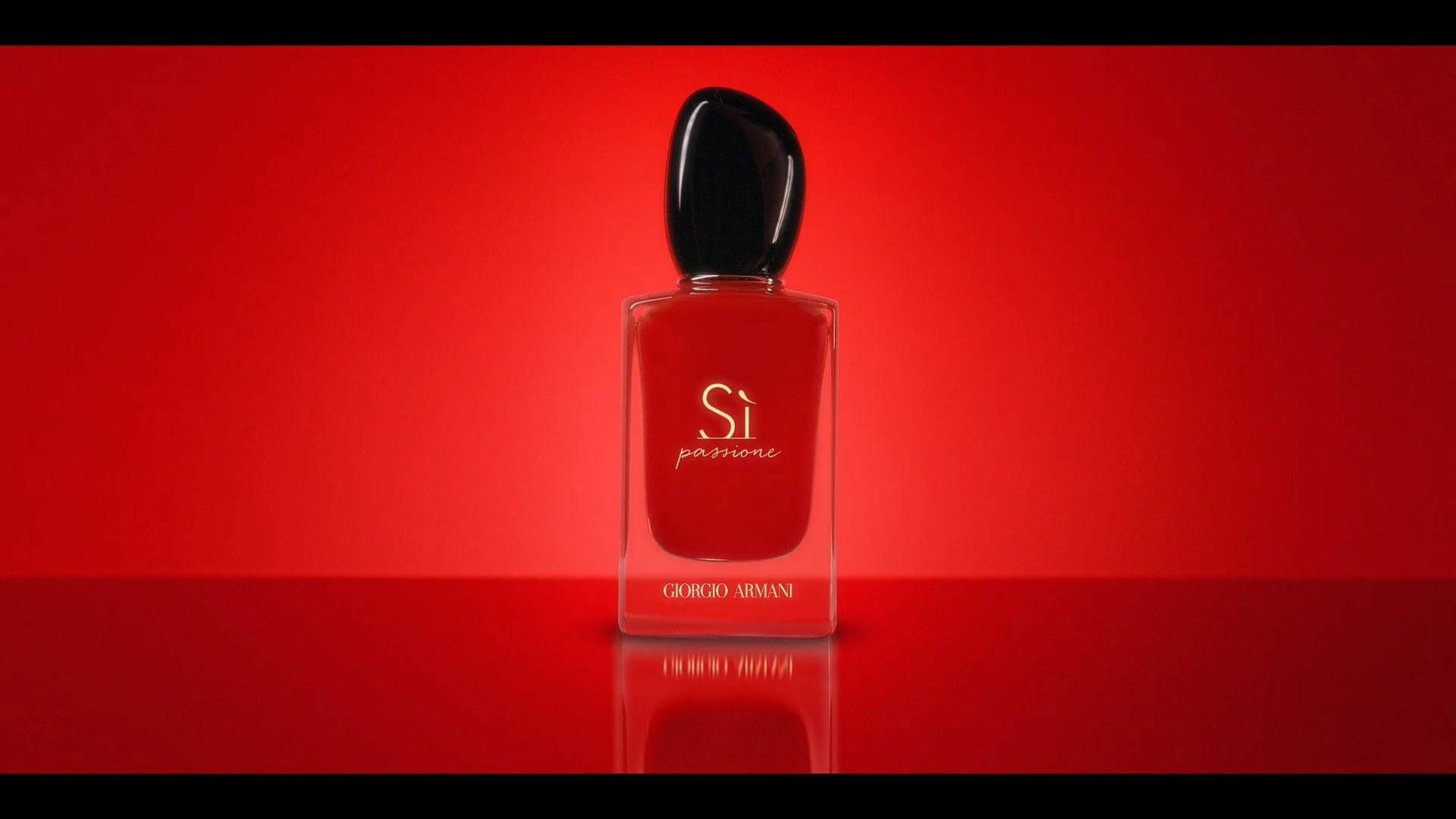 紅色 Giorgio Armani 香水瓶，置於反射表面，紅色背景。