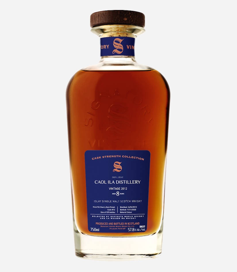 一瓶Caol Ila Distillery Islay單一麥芽蘇格蘭威士忌，帶有藍色標籤和琥珀色液體。