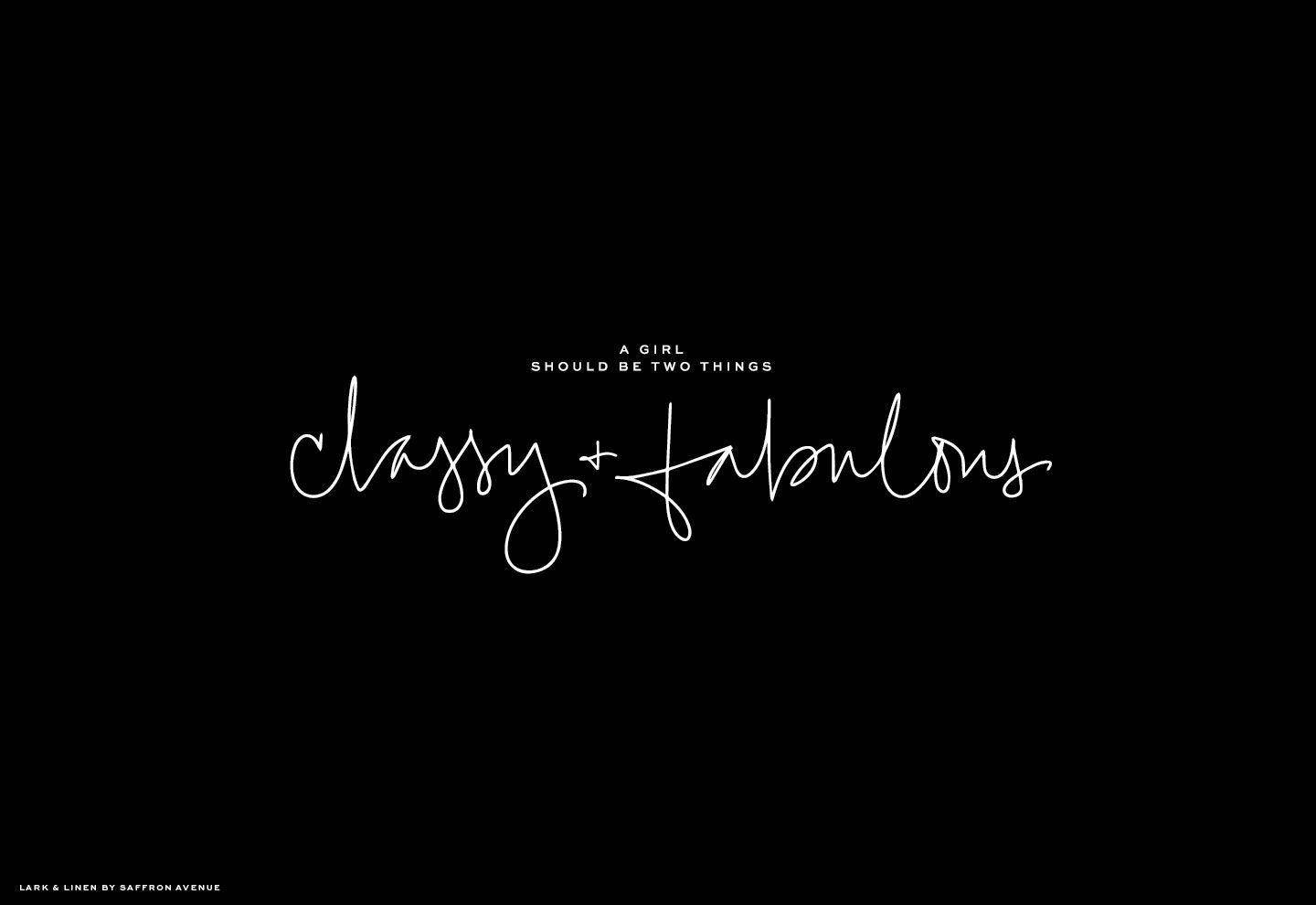 黑色背景上時尚的白色手寫文字顯示classy plus fabulous。