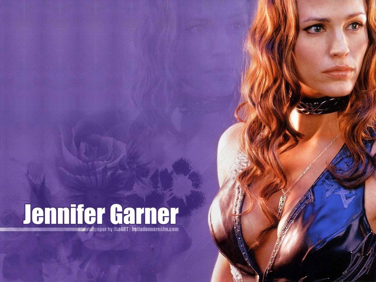 優雅與魅力——珍妮佛·嘉納 壁紙 — 珍妮花嘉納（Jennifer Garner）擁有一頭波浪紅髮，戴著頸鏈，在紫色花卉背景下凝視著。