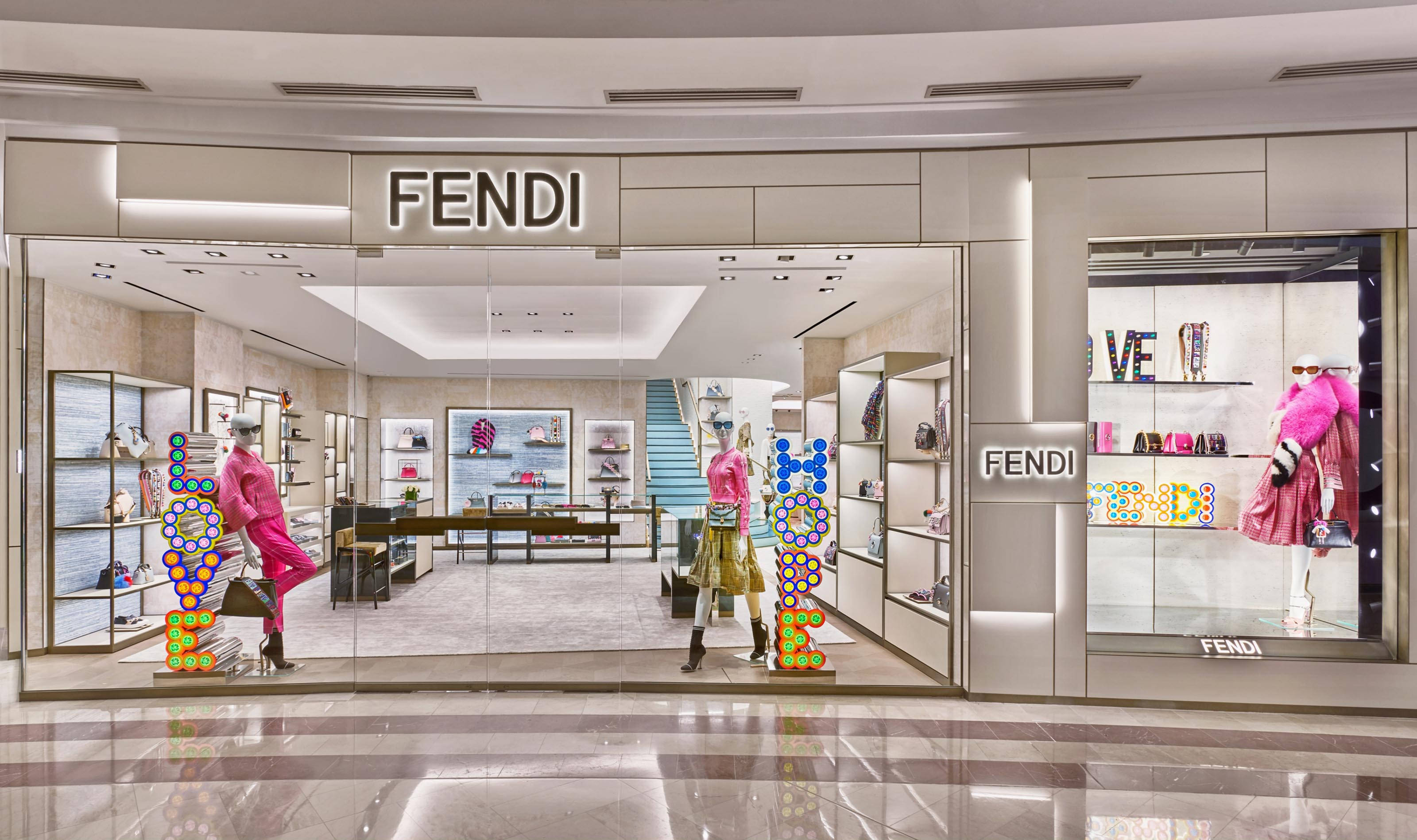 優雅芬迪精品店 壁紙 — Fendi 旗艦店，展示身穿粉紅色服裝的人體模型和色彩繽紛的泡泡展示，在明亮的室內燈光下。