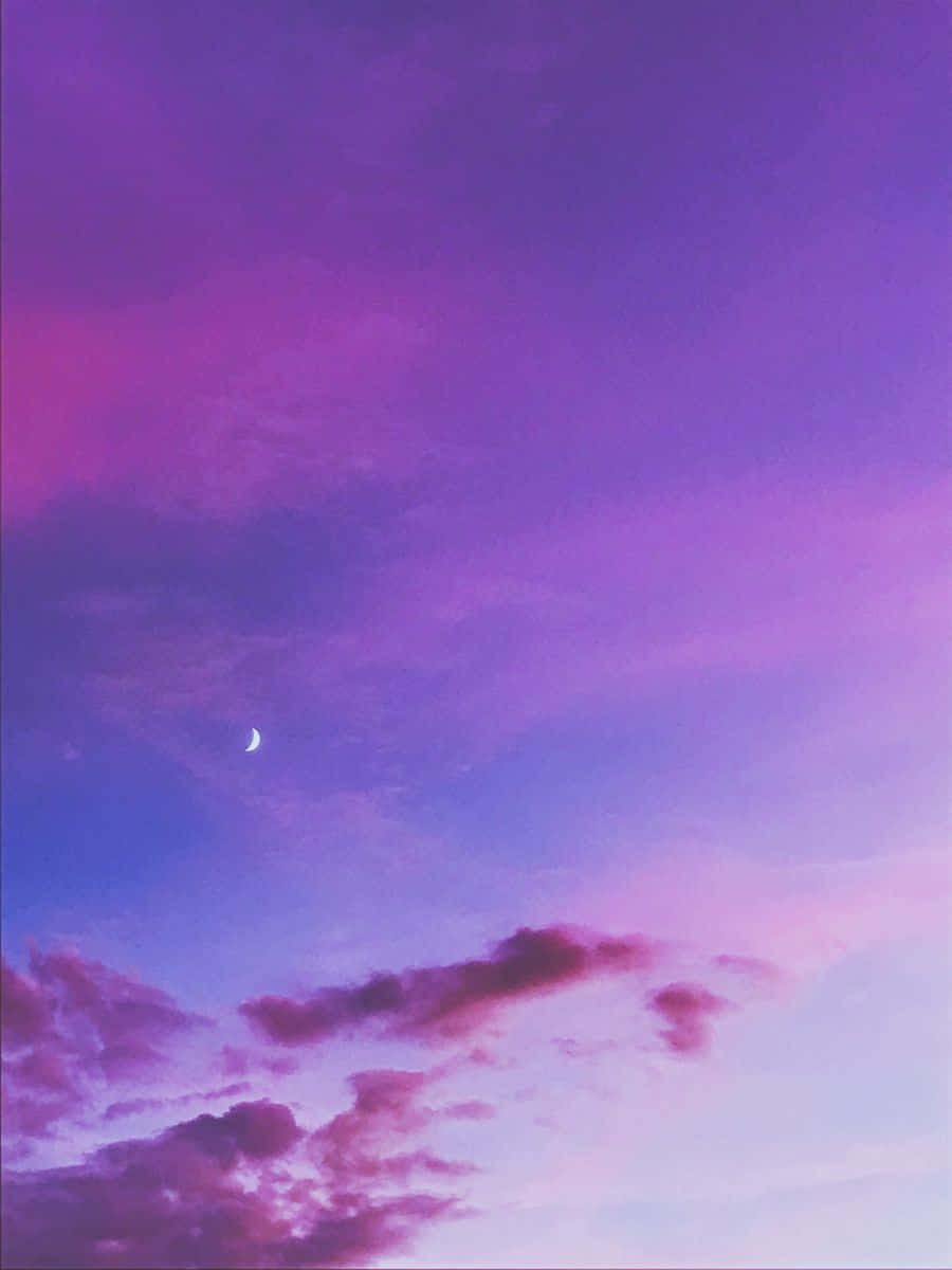 優雅薰衣草色天空頭像背景 壁紙 — 一彎新月在夢幻的暮色天空中柔和發光，天空塗滿了鮮豔的紫色和粉紅色，伴隨著縷縷薄雲。