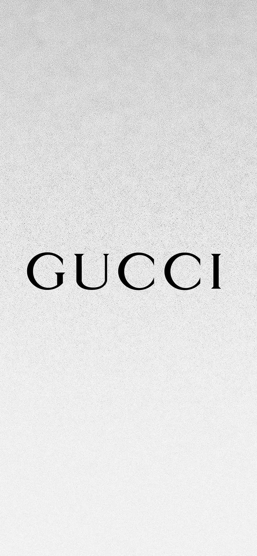Gucci 標誌以黑色文字顯示在帶有紋理的灰色背景上。