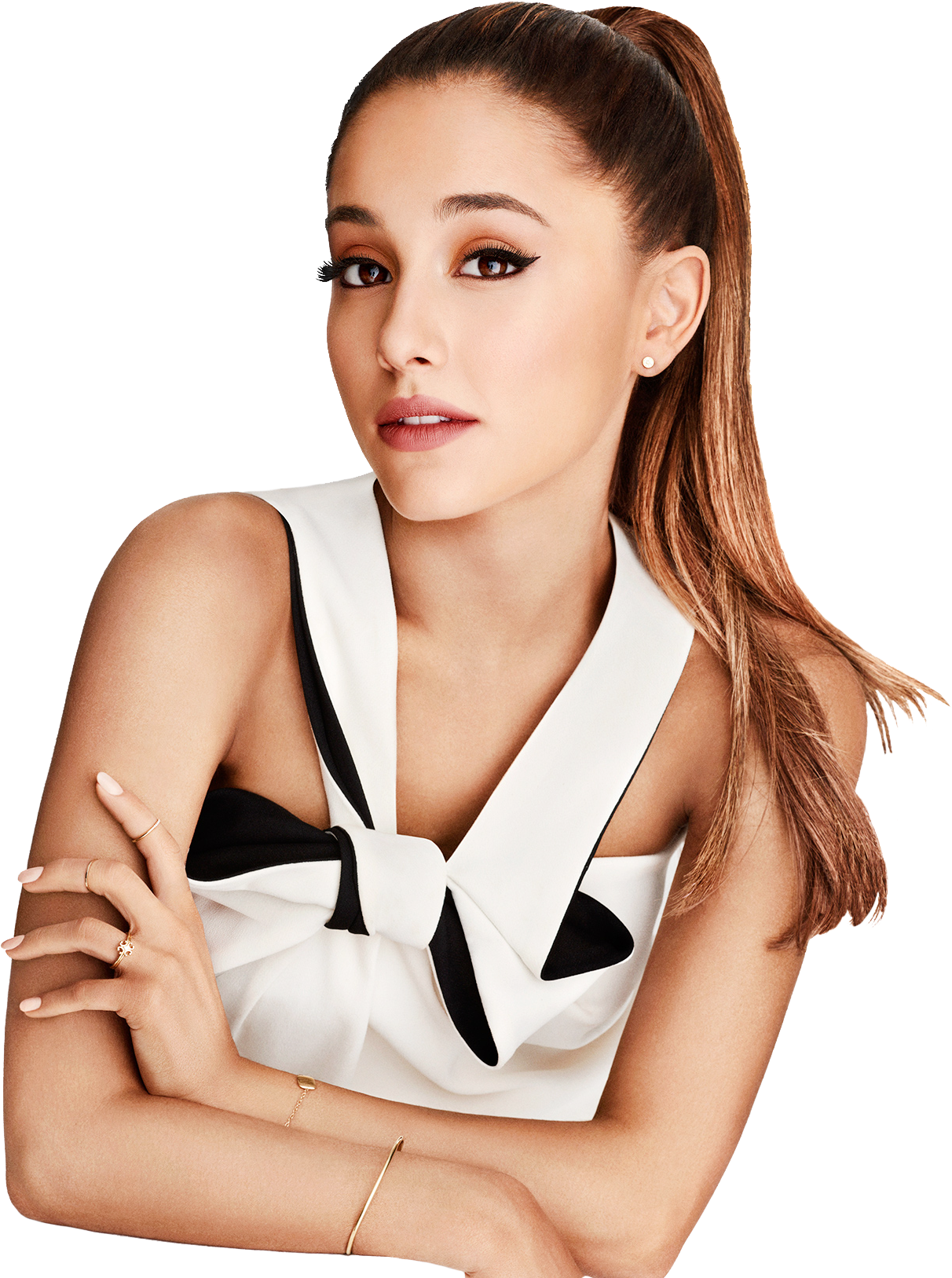 優雅馬尾名人肖像 壁紙 — Ariana Grande 自信地擺姿勢，身穿黑白蝴蝶結上衣，背景為純黑色。