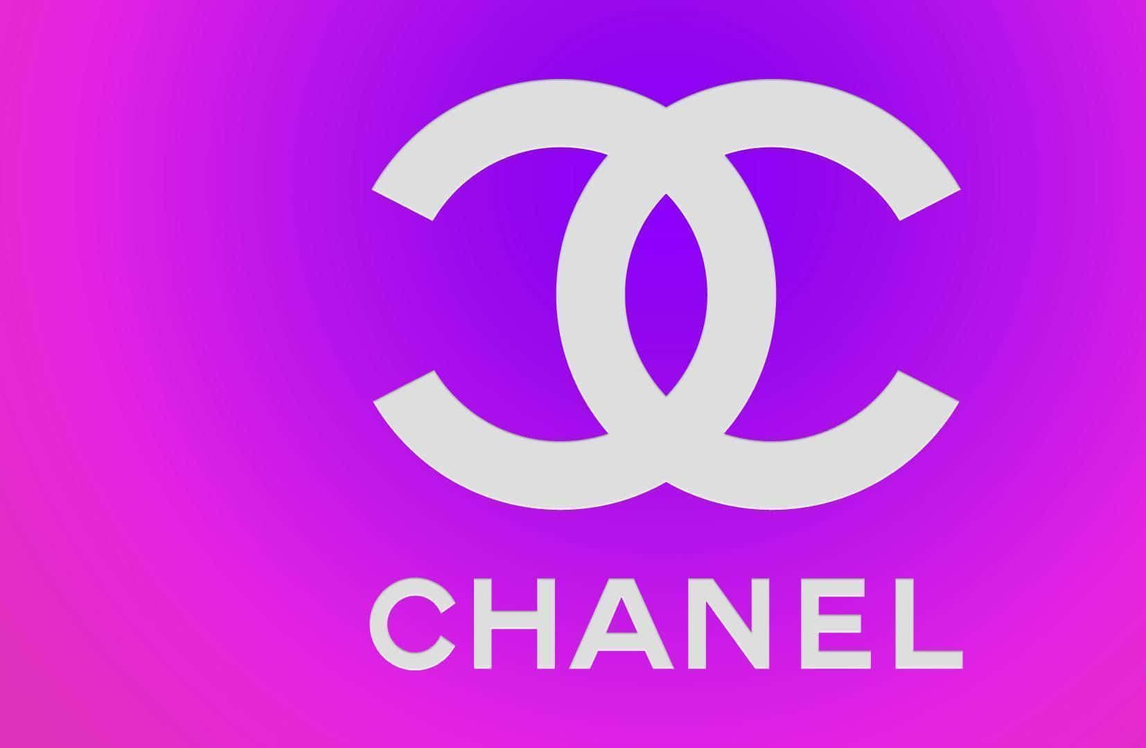 白色 Chanel 標誌在紫色粉紅色漸變背景上