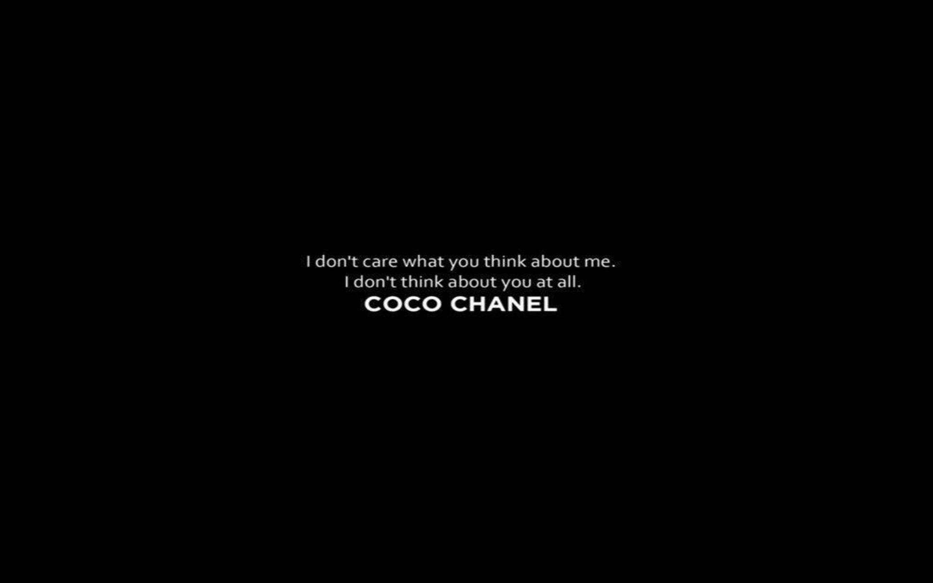 Coco Chanel關於不在乎他人看法的名言，以白色文字顯示在黑色背景上