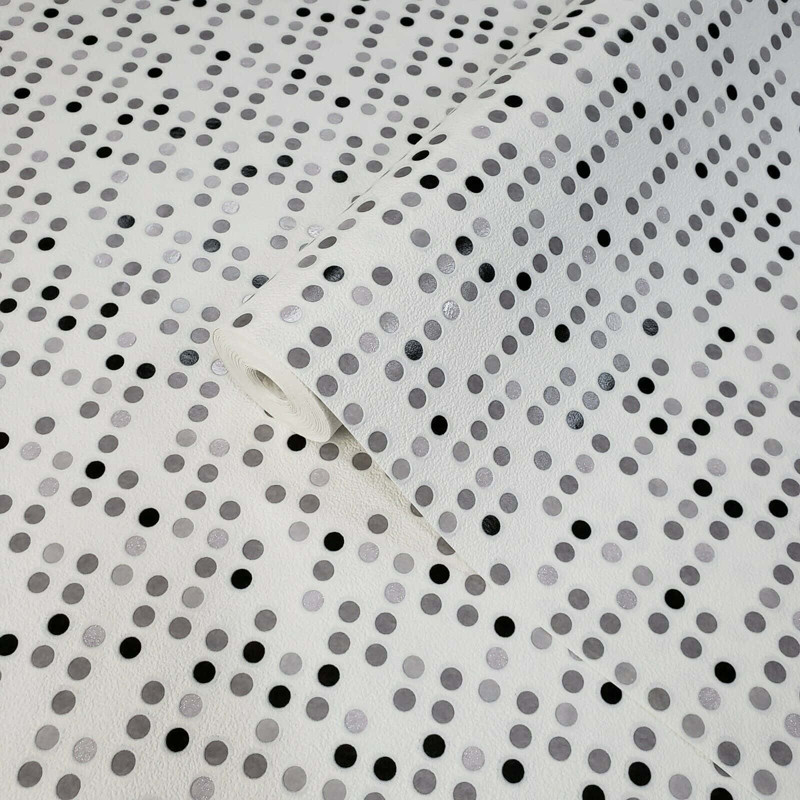 優雅黑色波點壁紙 壁紙 — 一卷白色紋理牆紙，帶有散落的黑色和銀色圓點，部分展開。