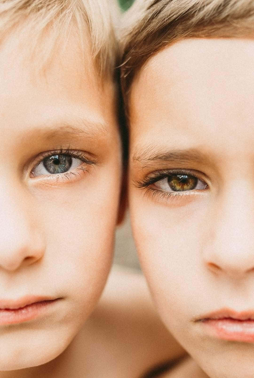 兩個不同顏色眼睛的孩子直視鏡頭。