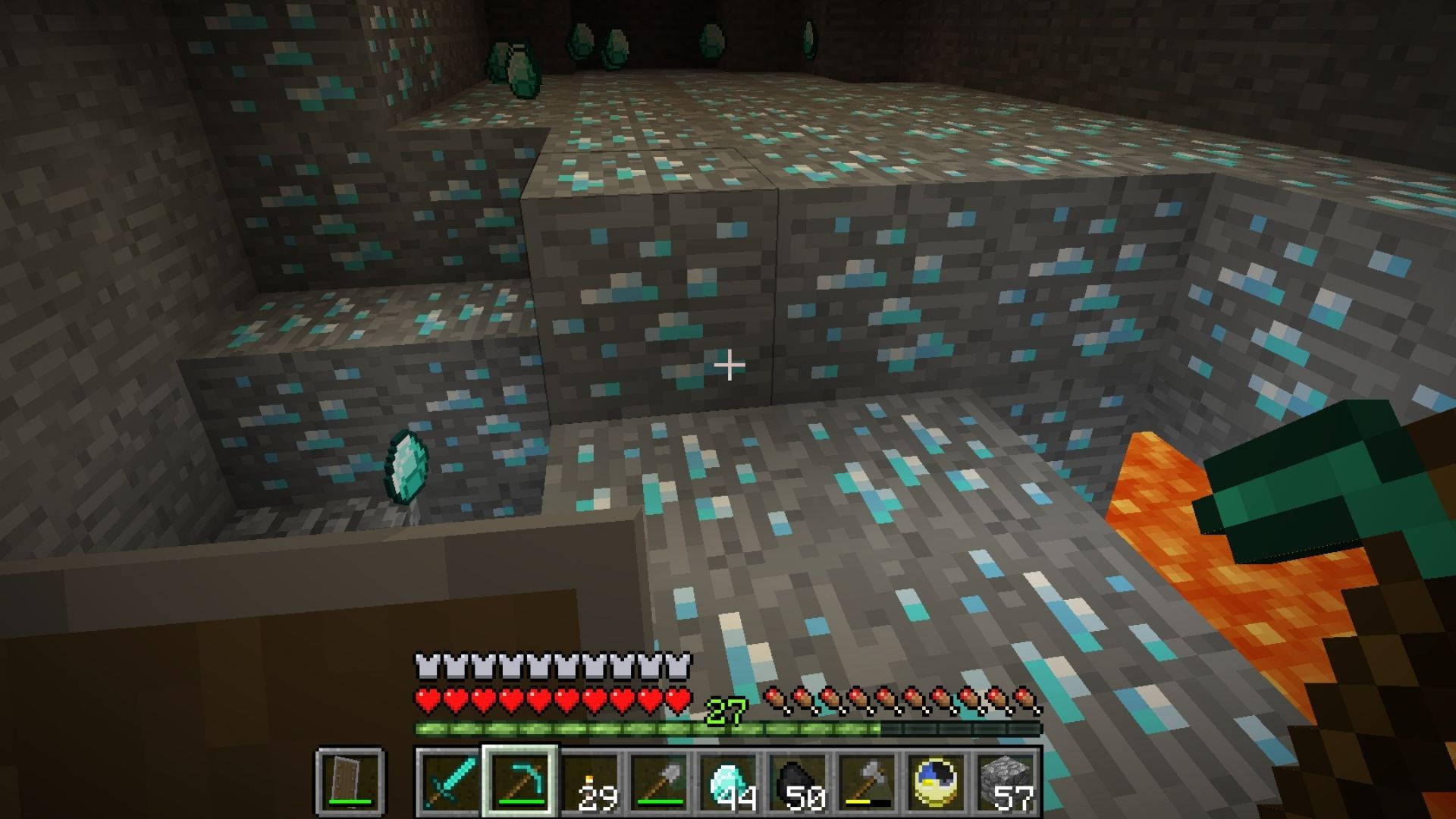 充滿 Minecraft 鑽石的地下空間 壁紙 — Minecraft洞穴內的第一人稱視角，充滿發光藍色鑽石和石塊。