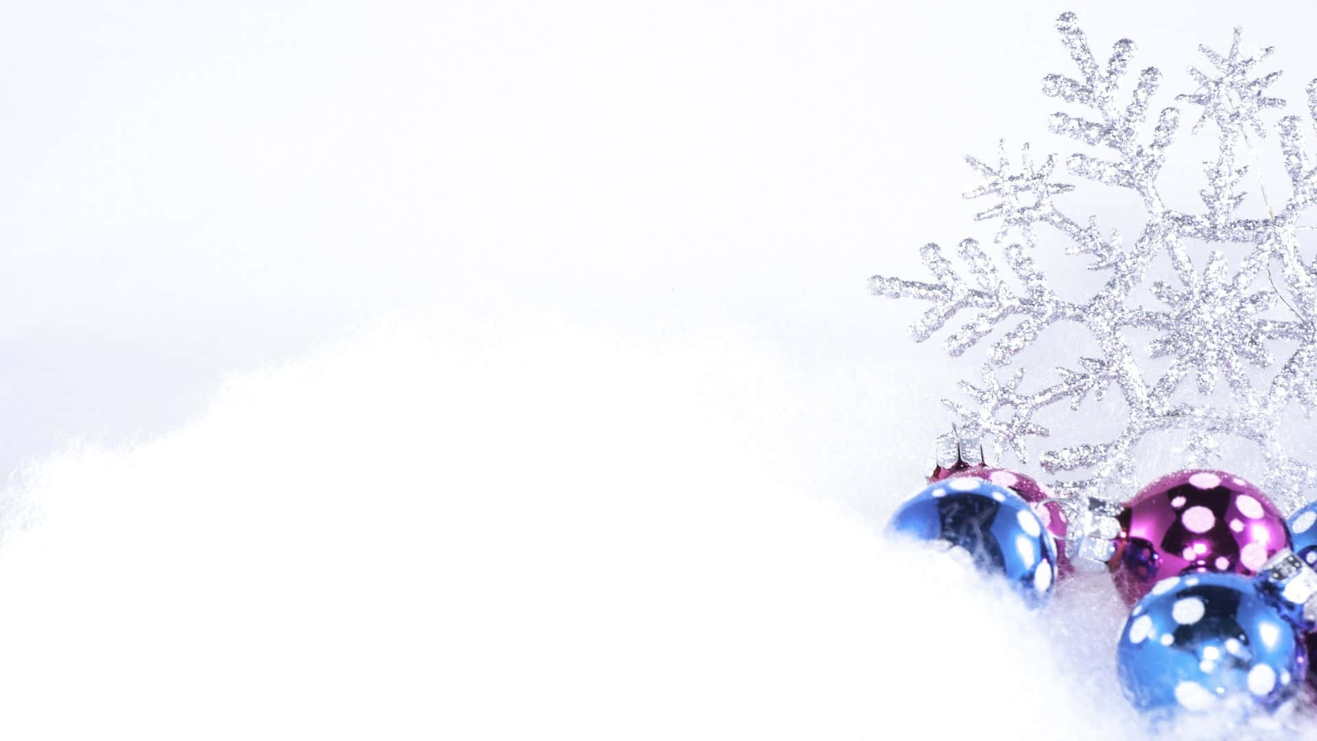 節日期間雪中的聖誕裝飾品和雪花。