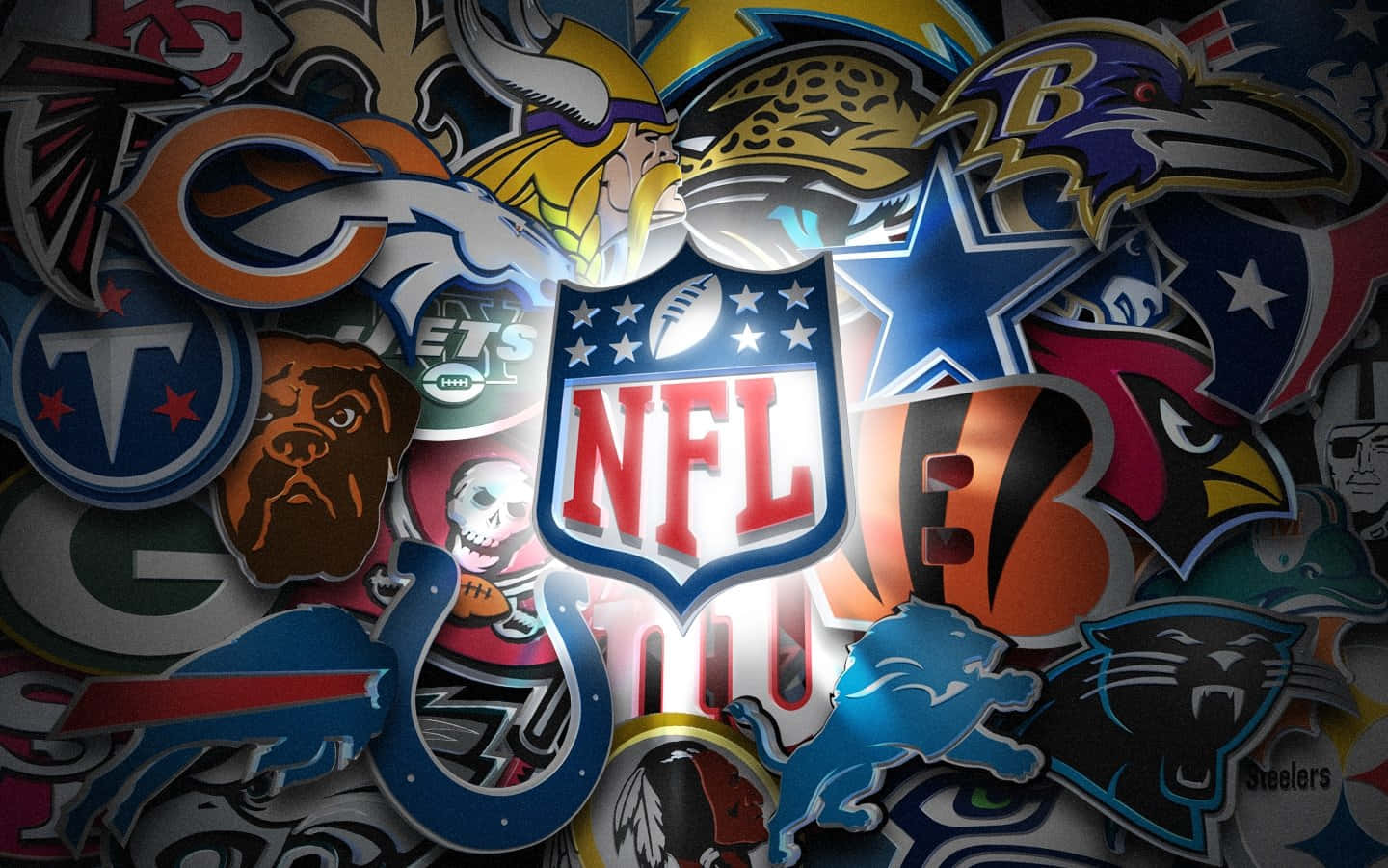 充滿張力的NFL賽事瞬間 壁紙 — 充滿活力的NFL球隊標誌拼貼畫，以動態貼紙風格重疊排列，中央的NFL盾牌閃閃發光。