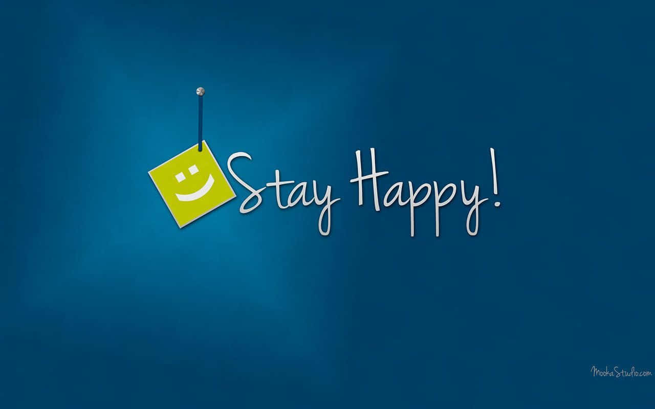 一張帶有笑臉的黃色便利貼，用大頭針固定在藍色背景上的「Stay Happy!」字樣旁邊。