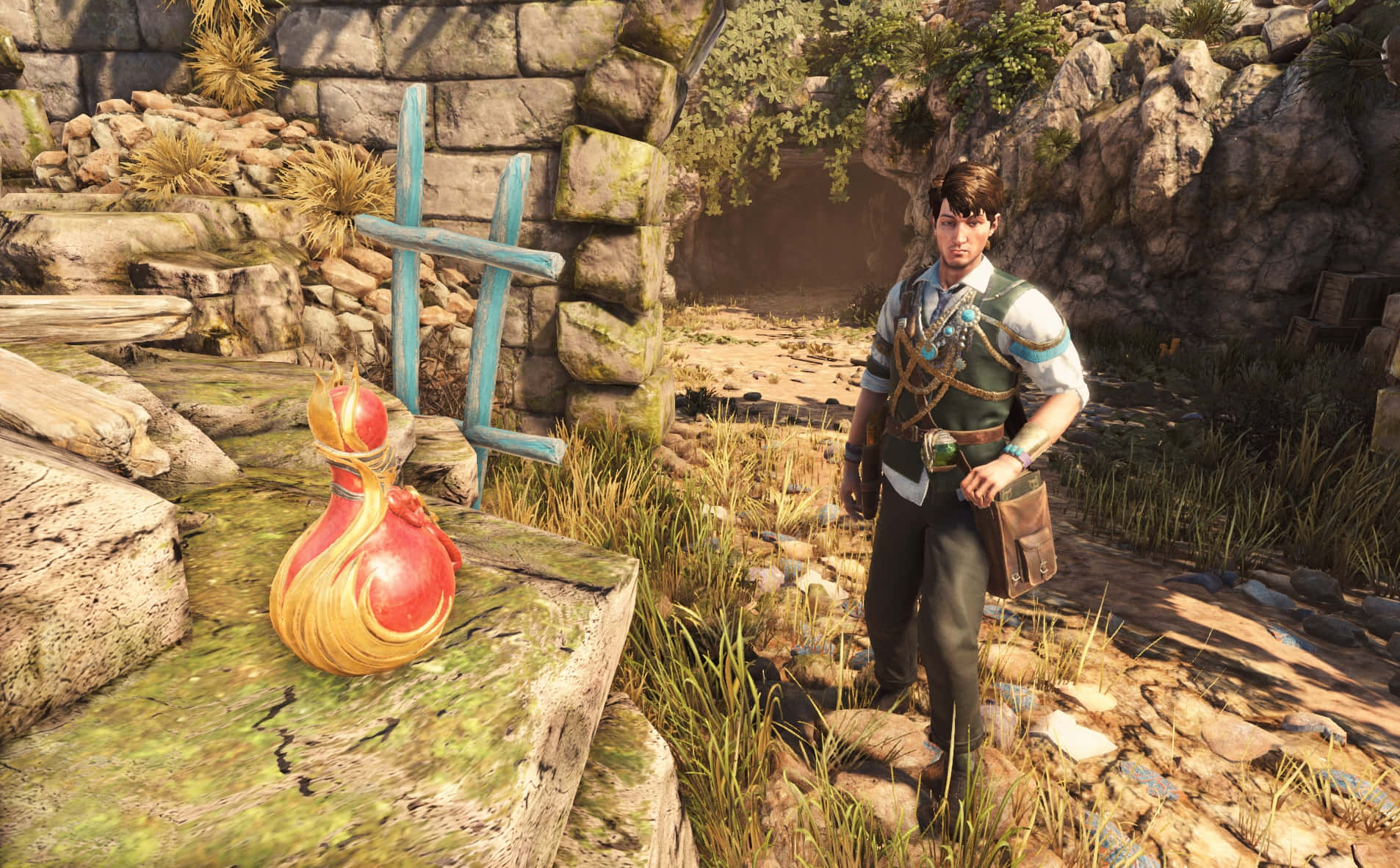 充滿懸念的《Strange Brigade》遊戲冒險 壁紙 — 一位年輕冒險家站在陽光普照的岩石廢墟中，旁邊有一個發光的紅色藥水瓶，周圍有石牆和沙漠植物。