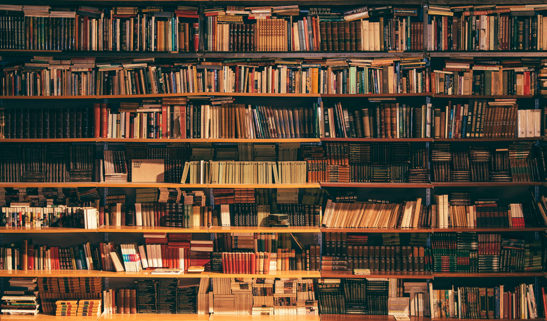 一排排的木製書架上放滿了復古書籍，在舒適的圖書館中。