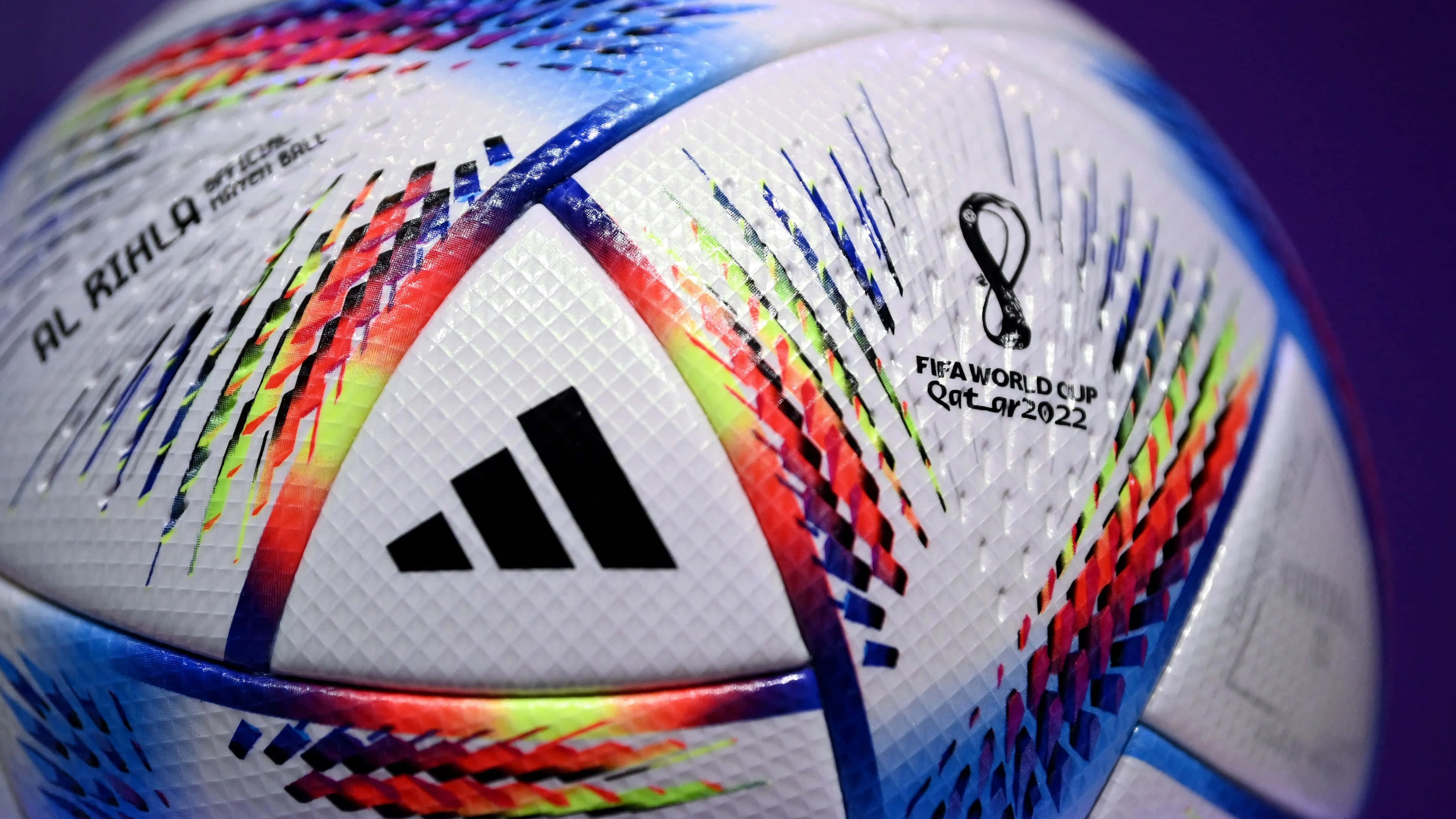ball 桌布 壁紙 — 充滿活力的 Al Rihla FIFA 世界盃卡塔爾 2022 官方比賽足球特寫，帶有彩色幾何圖案和 Adidas 標誌。