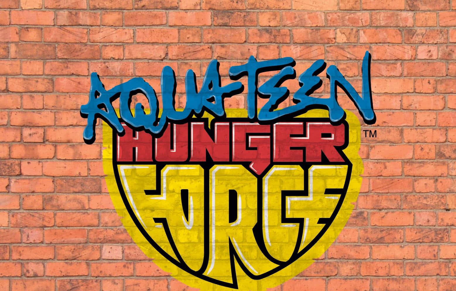 水 teen 飢餓力量 桌布 壁紙 — 充滿活力的「Aqua Teen Hunger Force」標誌以塗鴉風格繪製在紋理紅磚牆上。