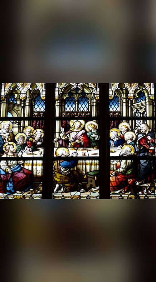 Sacrament 桌布 壁紙 — 充滿活力的中世紀彩色玻璃窗描繪了一個宗教場景，光環人物聚集在哥德式大教堂環境中的桌子周圍。