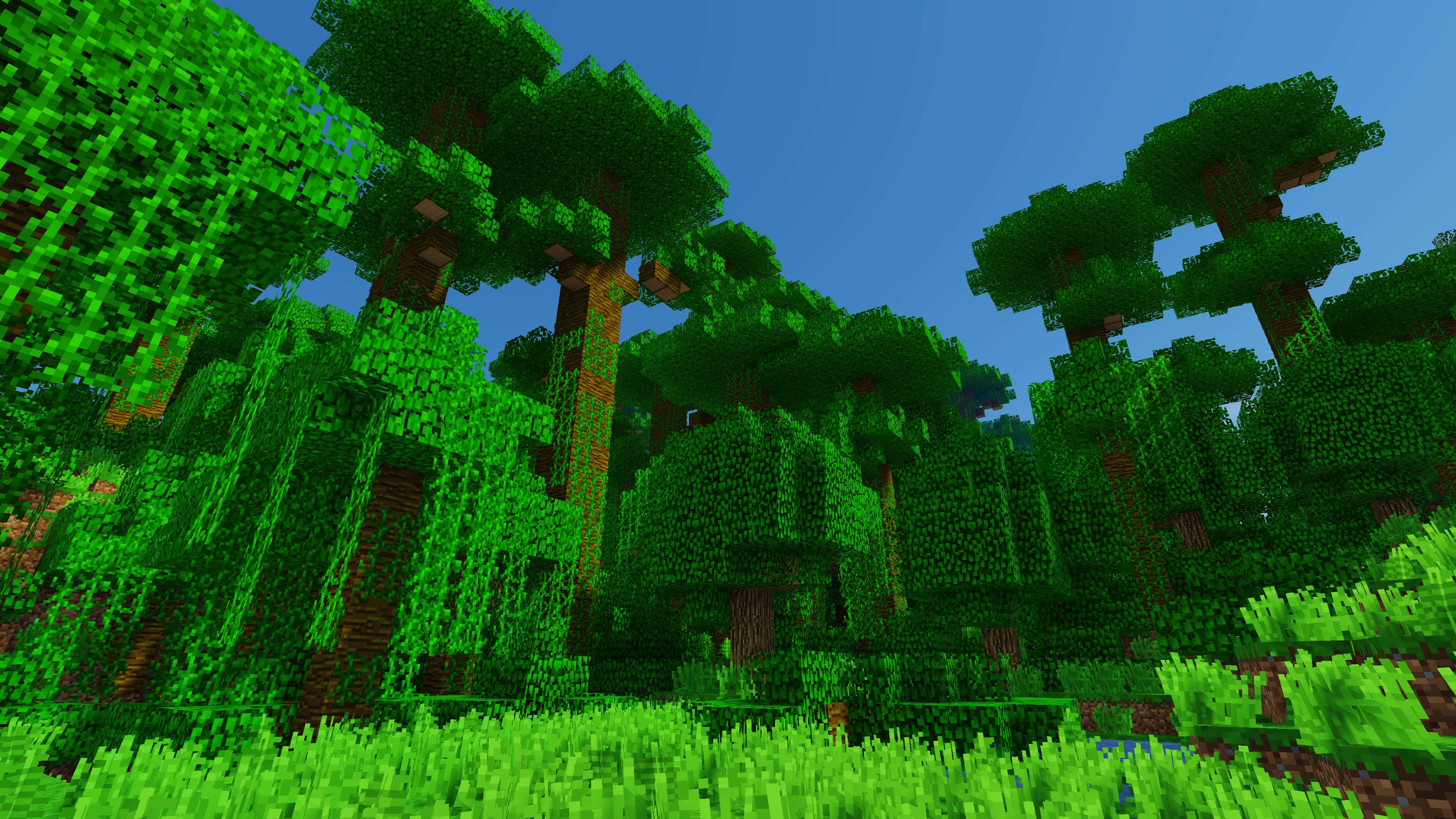 Minecraft Survival 桌布 壁紙 — 充滿活力的像素化森林，在 Minecraft 風格下，高聳的綠色樹木襯托著清澈的藍天。