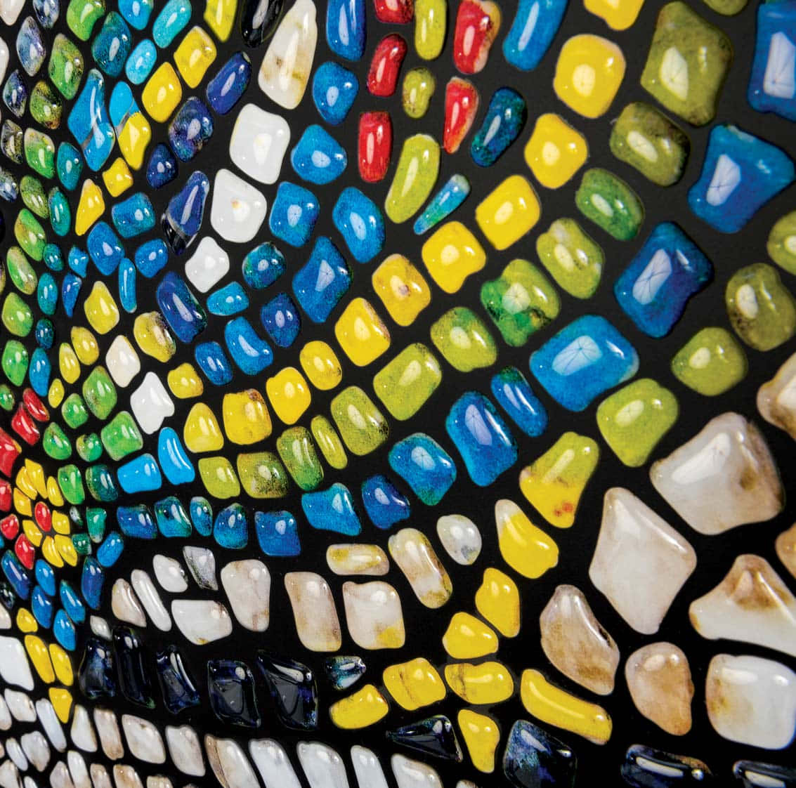 Mosaic 桌布 壁紙 — 充滿活力的光澤多色玻璃磚馬賽克，在純黑背景上向內螺旋。
