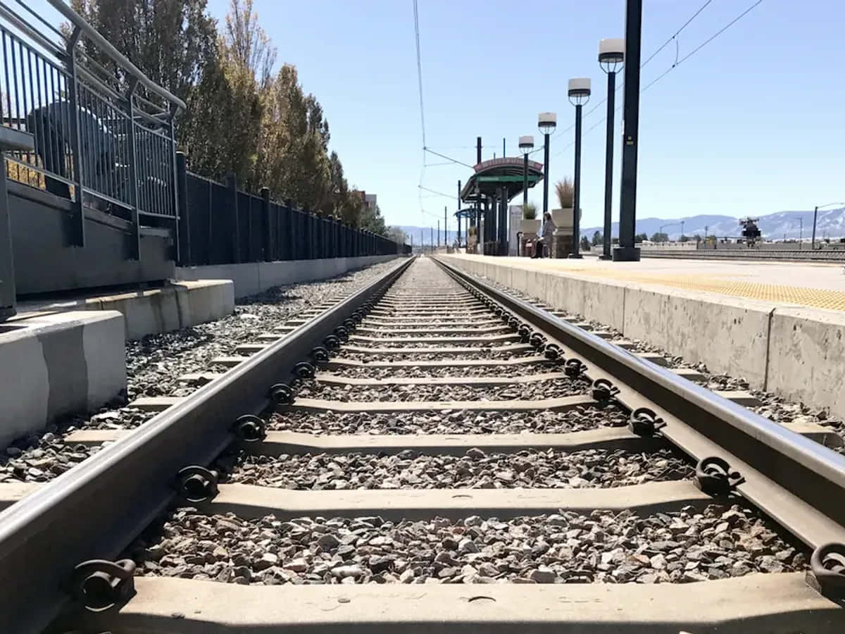 通往火車站的鐵路軌道，背景有山脈。