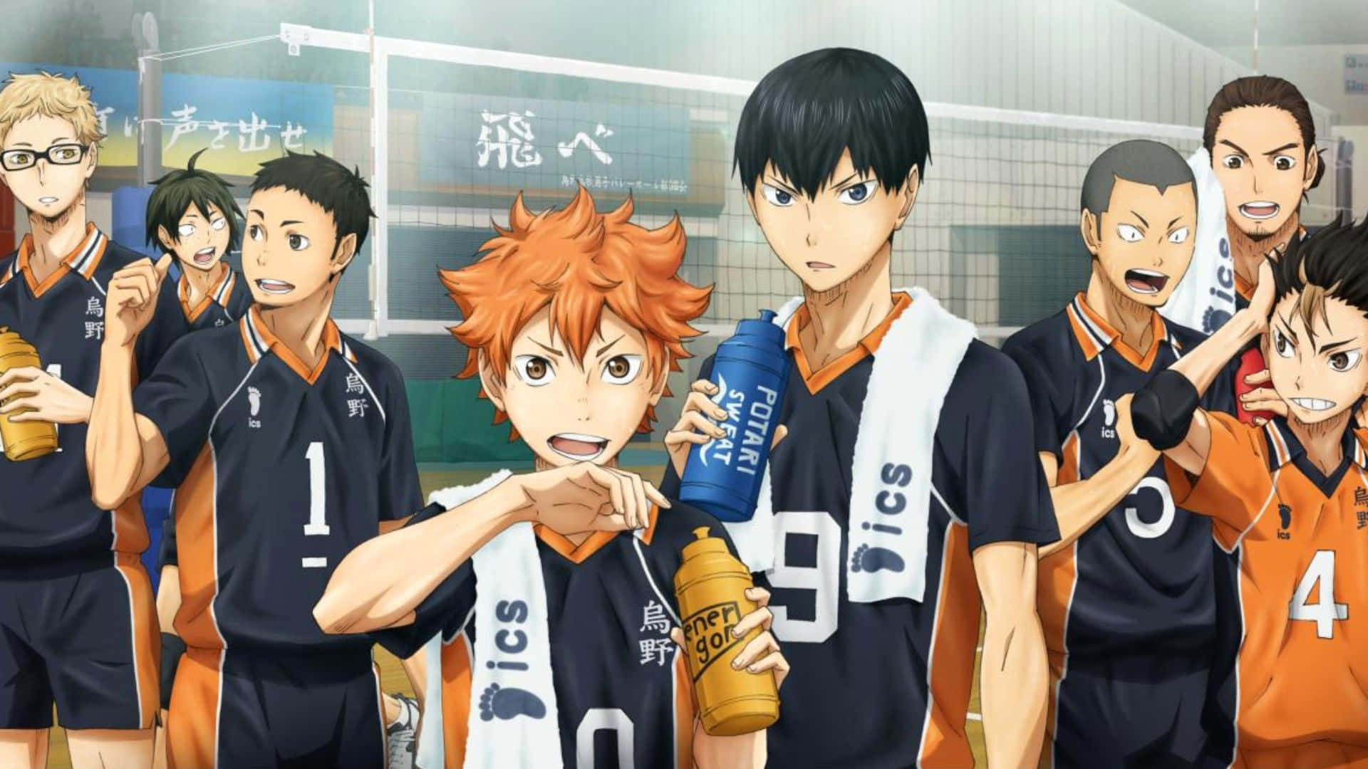 Haikyuu Captains 桌布 壁紙 — 充滿活力的動漫排球隊在體育館聚集，充滿能量地歡呼並手持運動飲料。