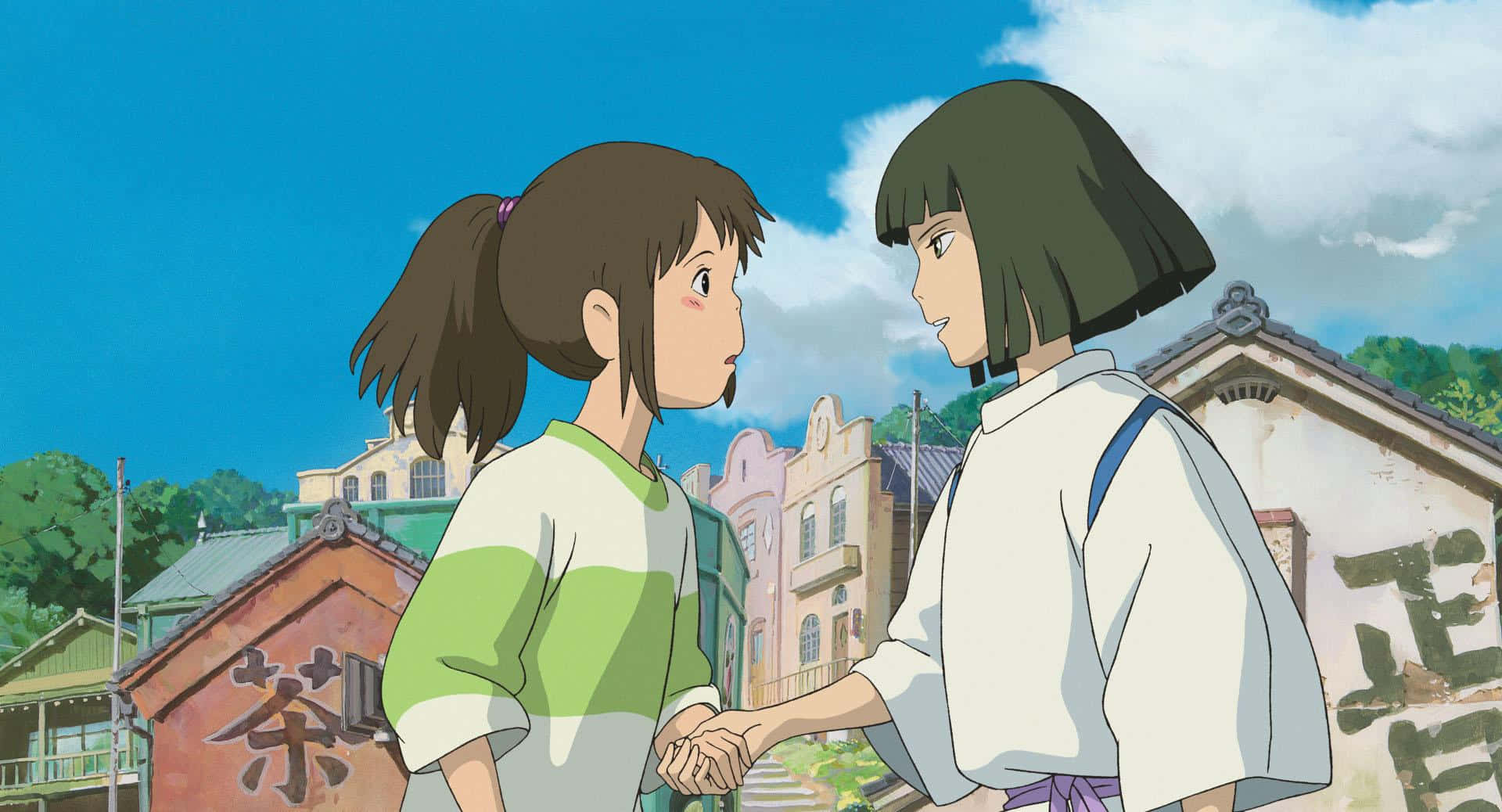 兩個動漫女孩在陽光明媚的日子裡，在色彩繽紛的日本小鎮上手牽手。