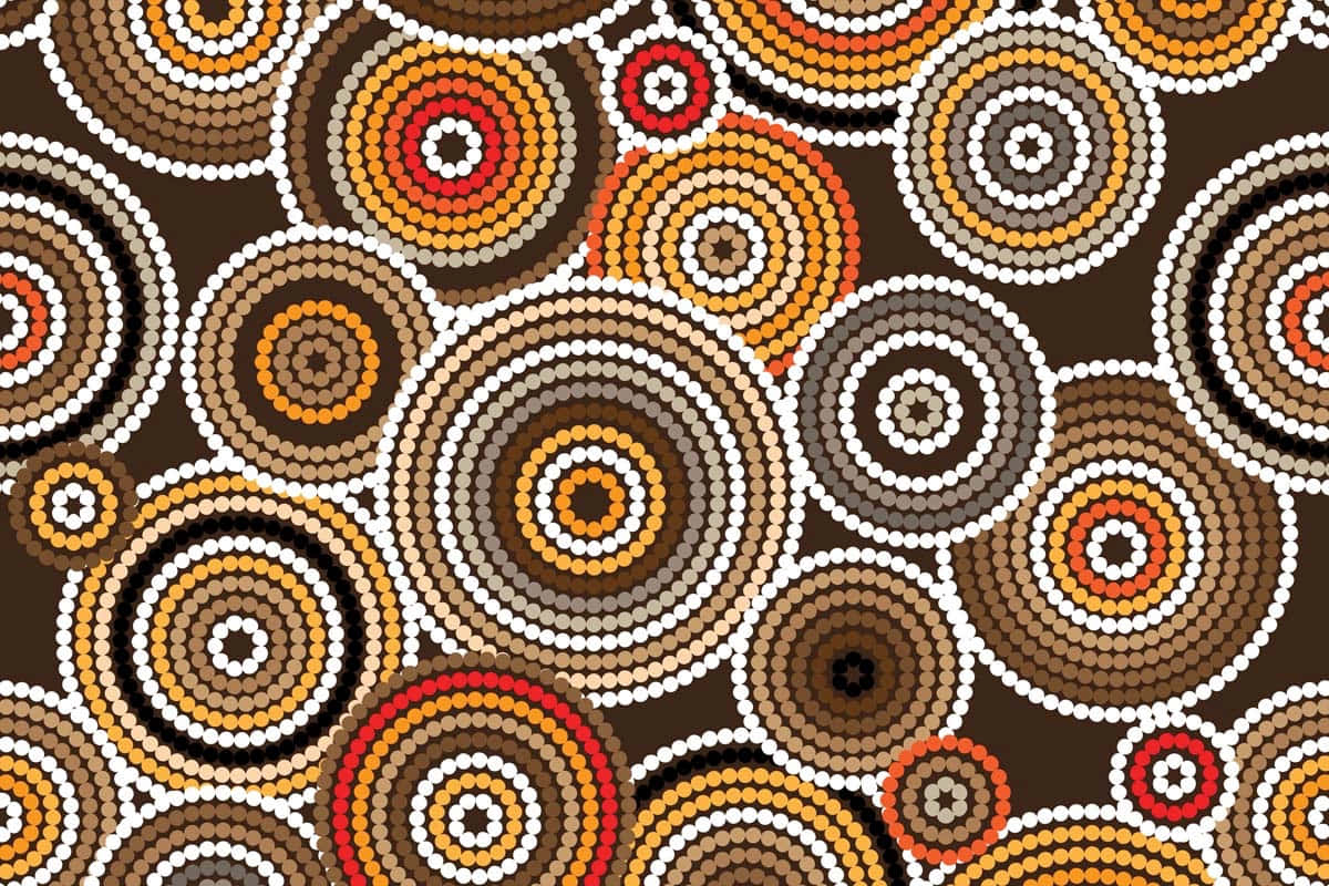 Indigenous 桌布 壁紙 — 充滿活力的同心圓以大地色調在深棕色背景上形成節奏感十足的點畫圖案。