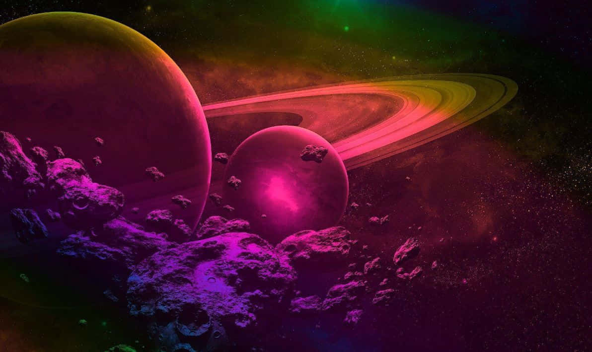 Purple Galaxy 桌布 壁紙 — 充滿活力的外星行星和發光環在多彩星雲下漂浮於宇宙碎片之中。