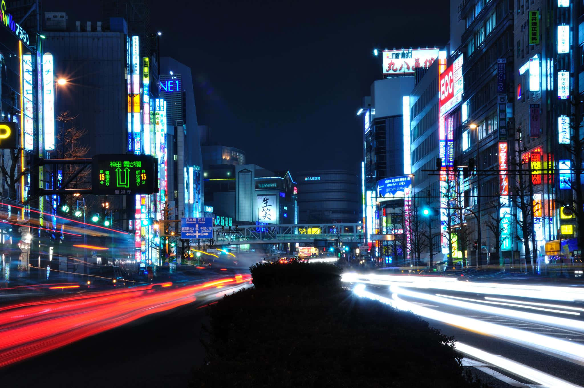 城市景觀 桌布 壁紙 — 充滿活力的夜景城市景觀，霓虹燈和發光的廣告牌照亮了繁華的城市街道。