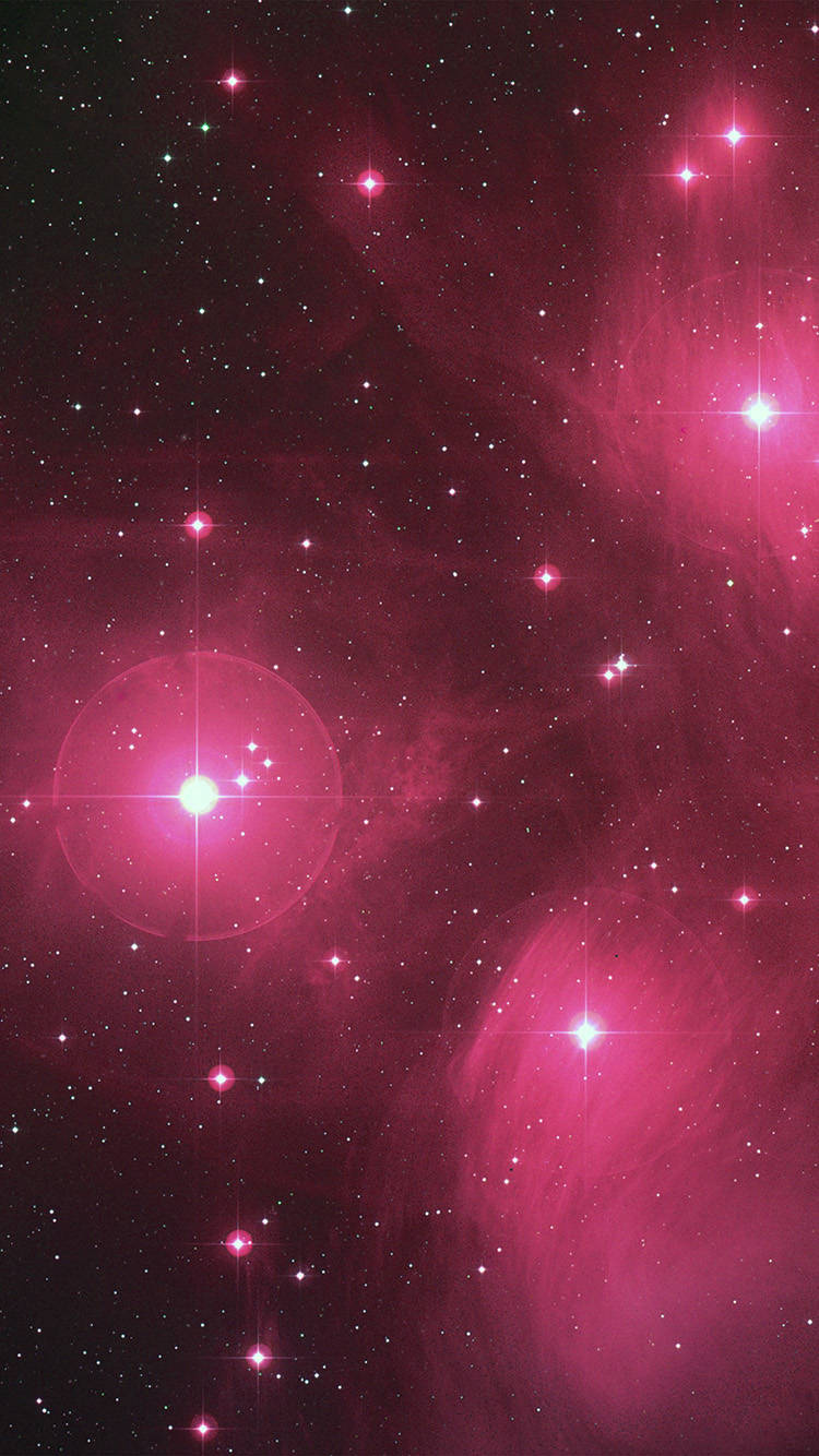 熱粉紅美學 桌布 壁紙 — 充滿活力的宇宙場景，粉紅色星雲和明亮的星星在黑暗虛空中閃耀。
