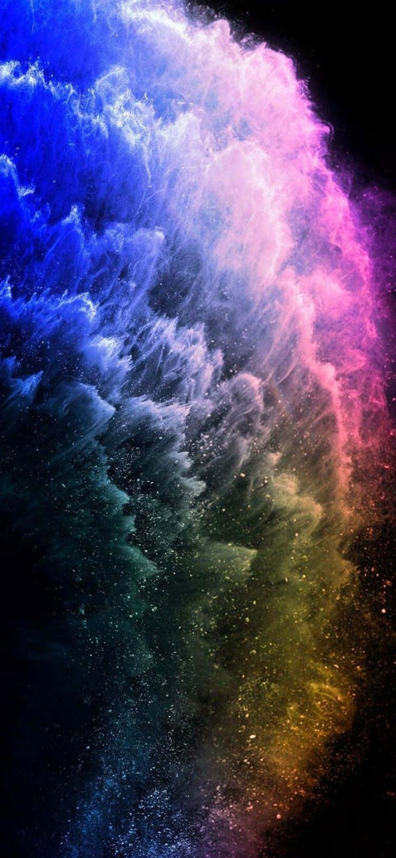 型格 iPhone 壁紙 桌布 壁紙 — 充滿活力的宇宙塵埃在繁星點點的黑色虛空中，以電光藍、粉紅和金色漩渦翻騰。