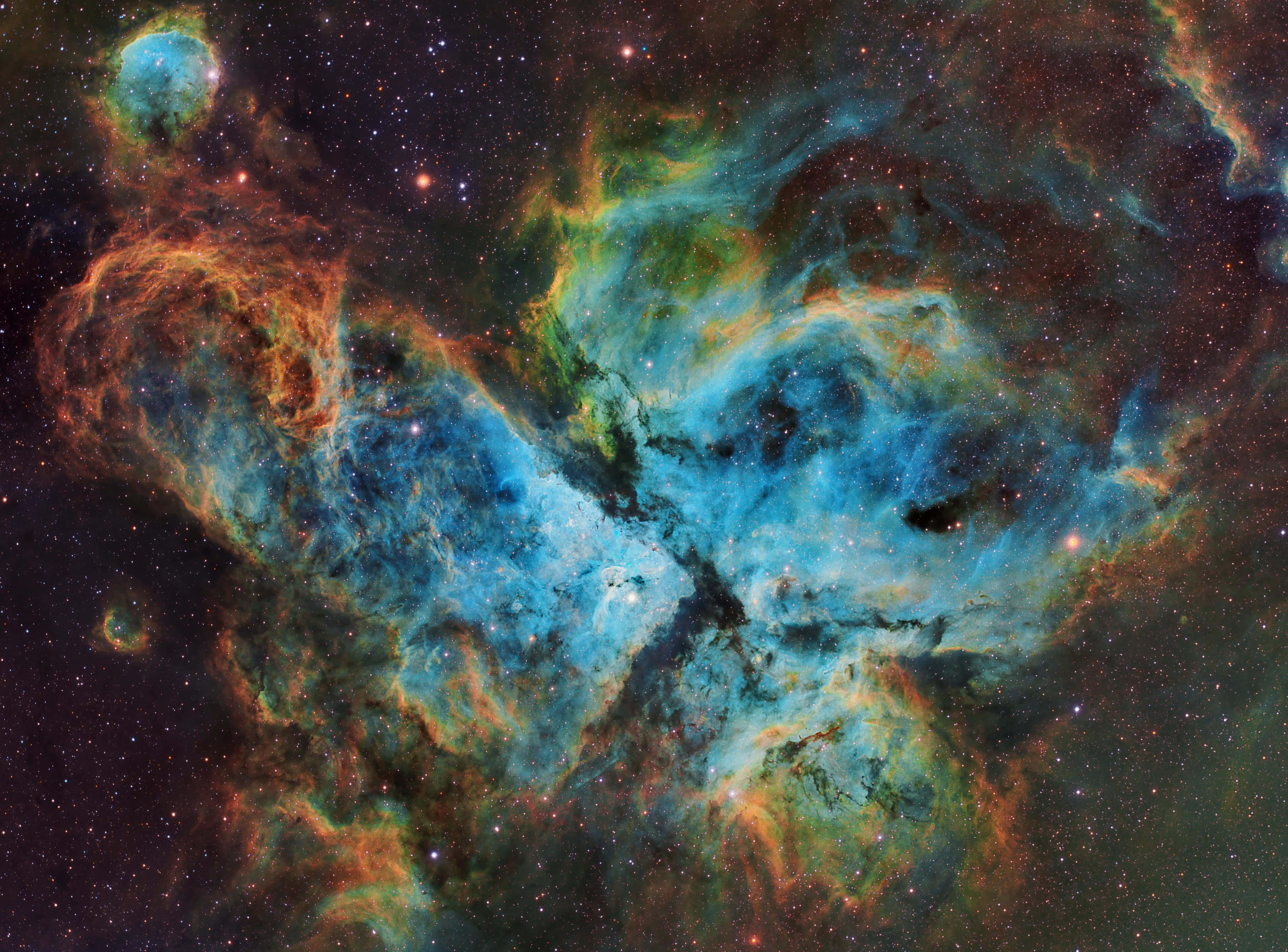 Carina Nebula 桌布 壁紙 — 充滿活力的宇宙星雲，在星空中呈現旋轉的藍色、綠色和橙色雲層。