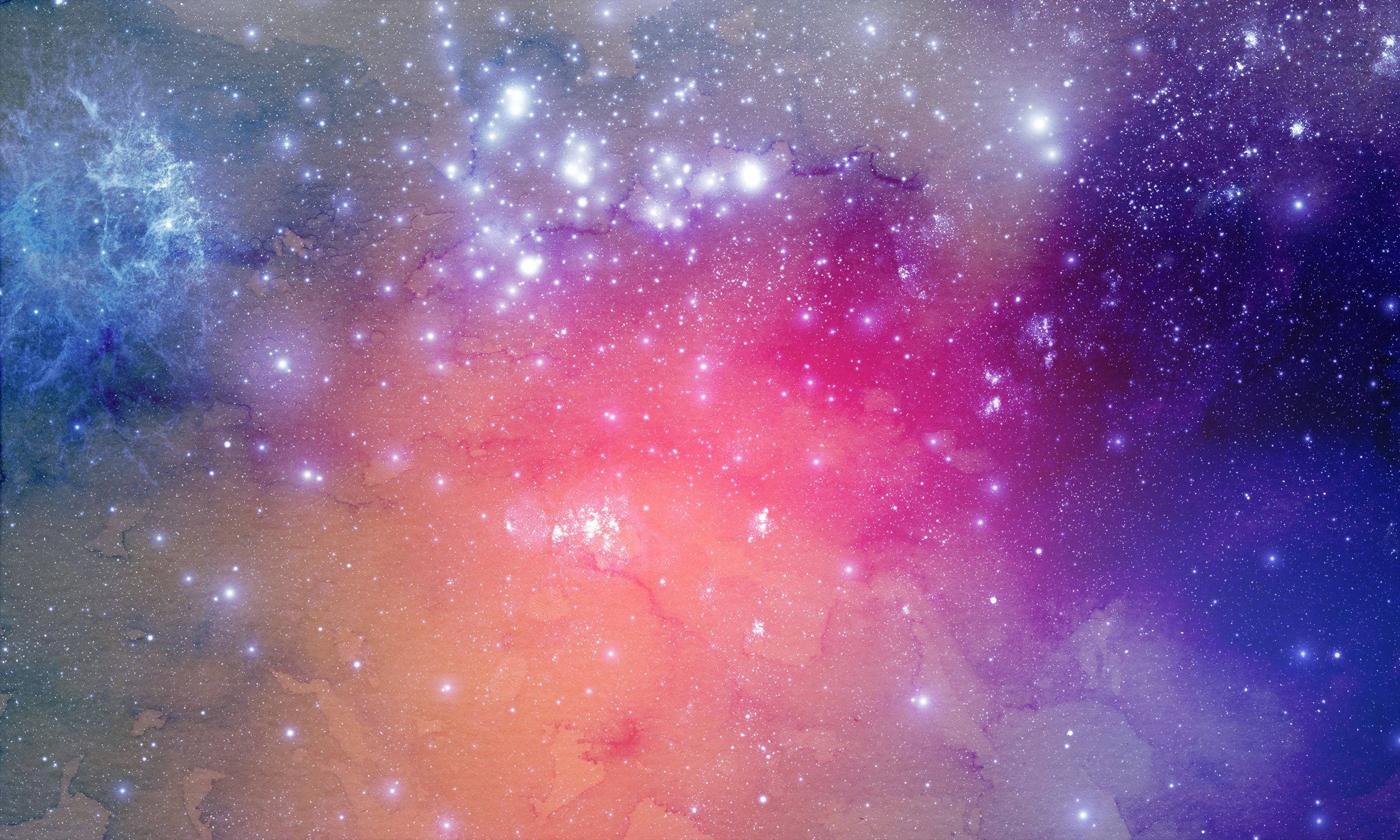 銀河 桌布 壁紙 — 充滿活力的宇宙星雲，帶有粉紅色、橙色和藍色的漩渦雲，點綴著閃爍的星星。