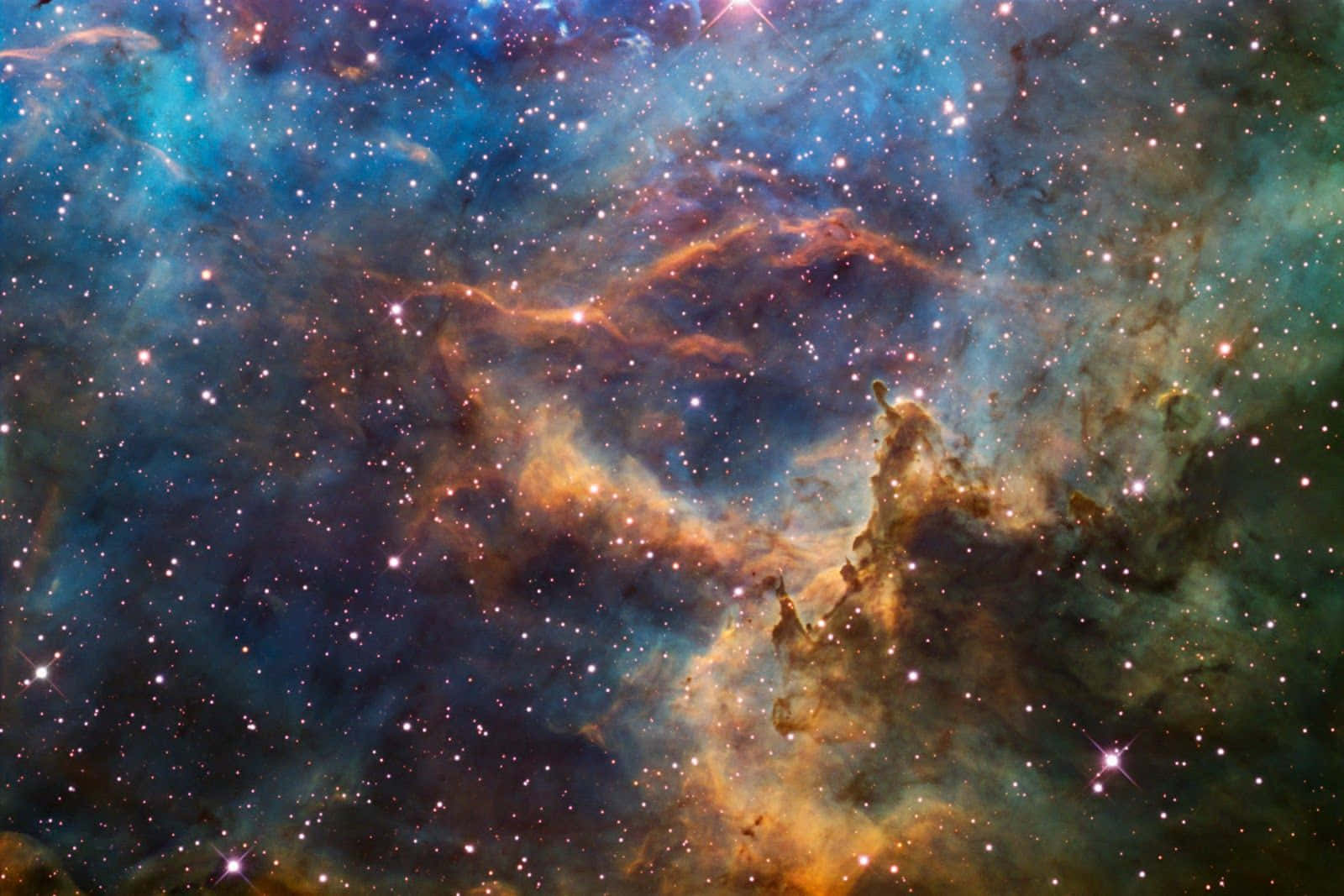 星雲 桌布 壁紙 — 充滿活力的宇宙星雲，有旋轉的藍色、橙色和藍綠色雲層，由閃爍的星星照亮。